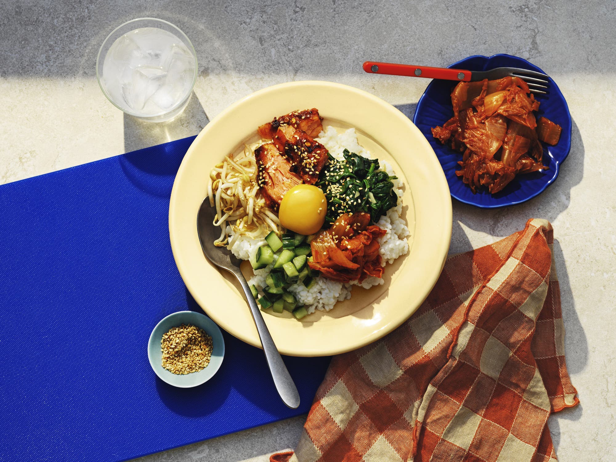 Bibimbap med varmrökt lax, kimchi och spenat