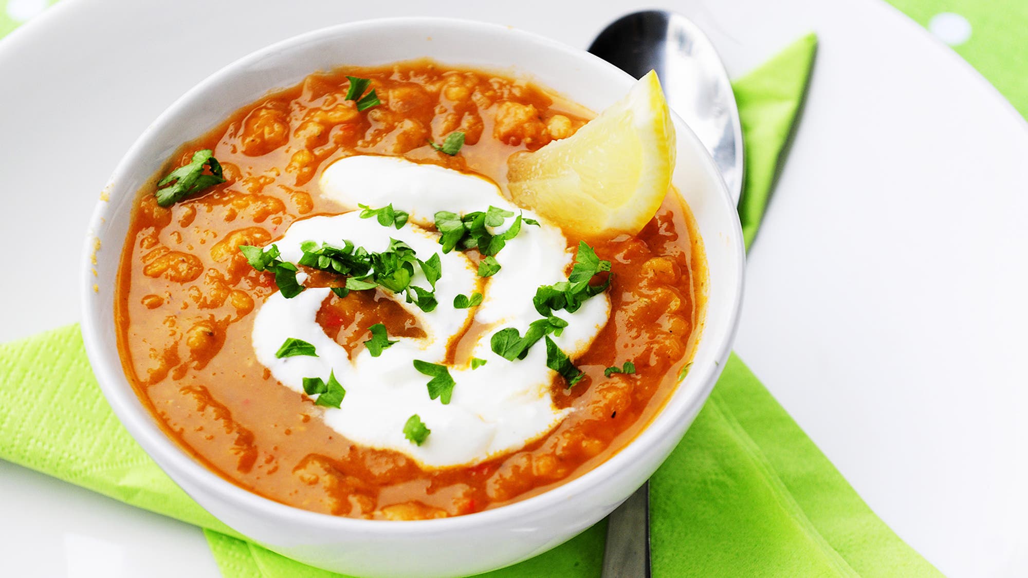 Röd linssoppa med sval citronyoghurt