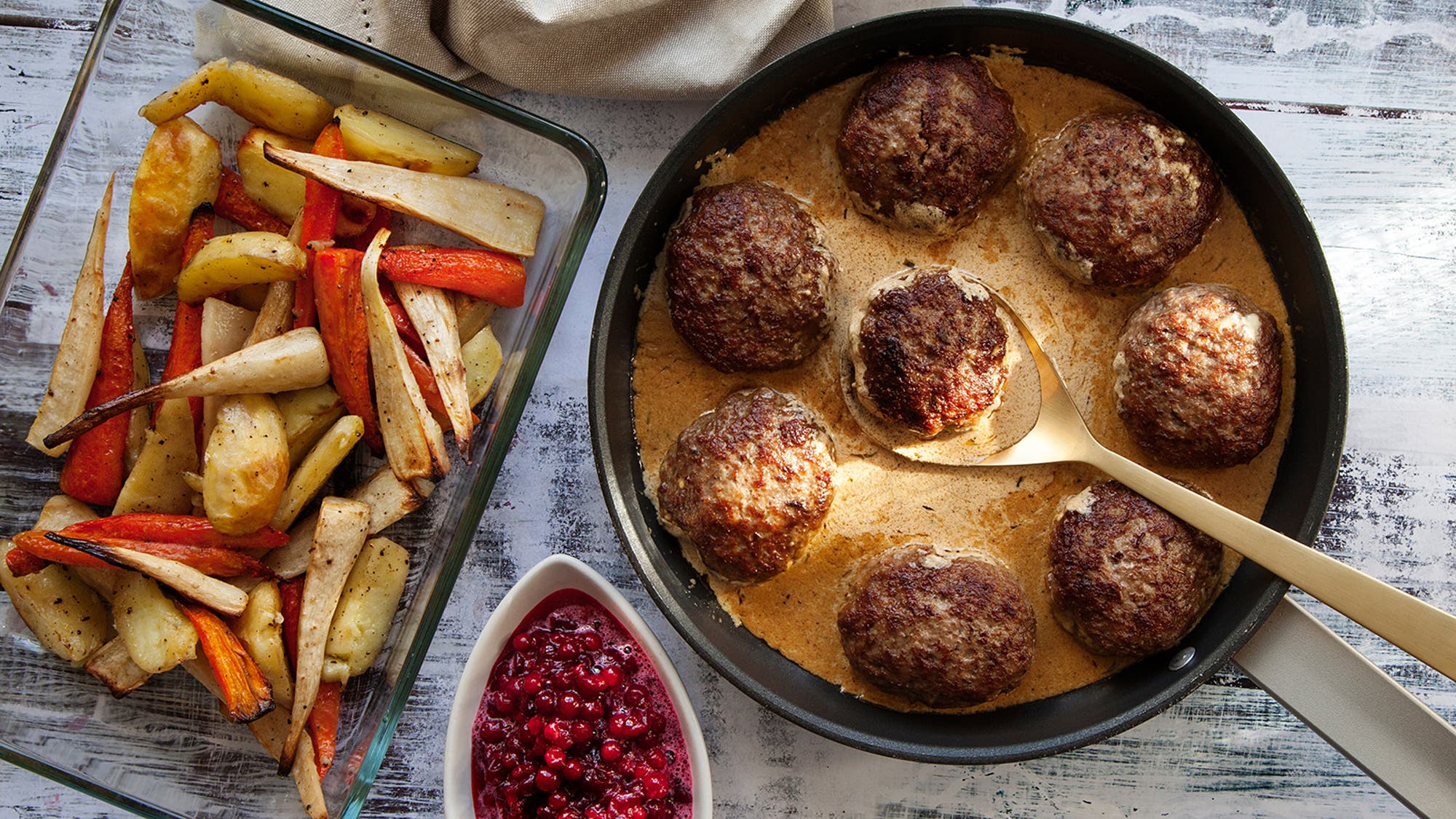 Pannbiffar med ugnsrostade rotfrukter och gräddsås