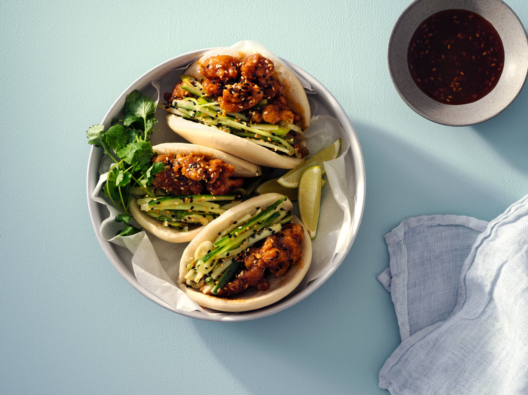 Bao buns med krispig kyckling och soja-sesamsås