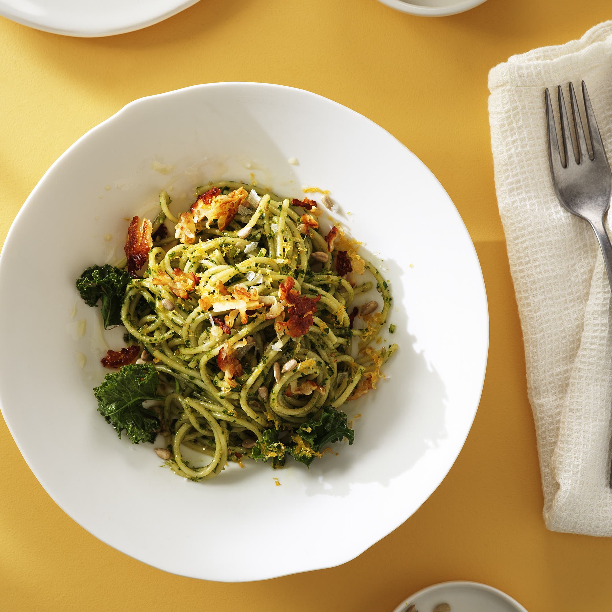 Pasta med grönkålspesto och krispig grillost