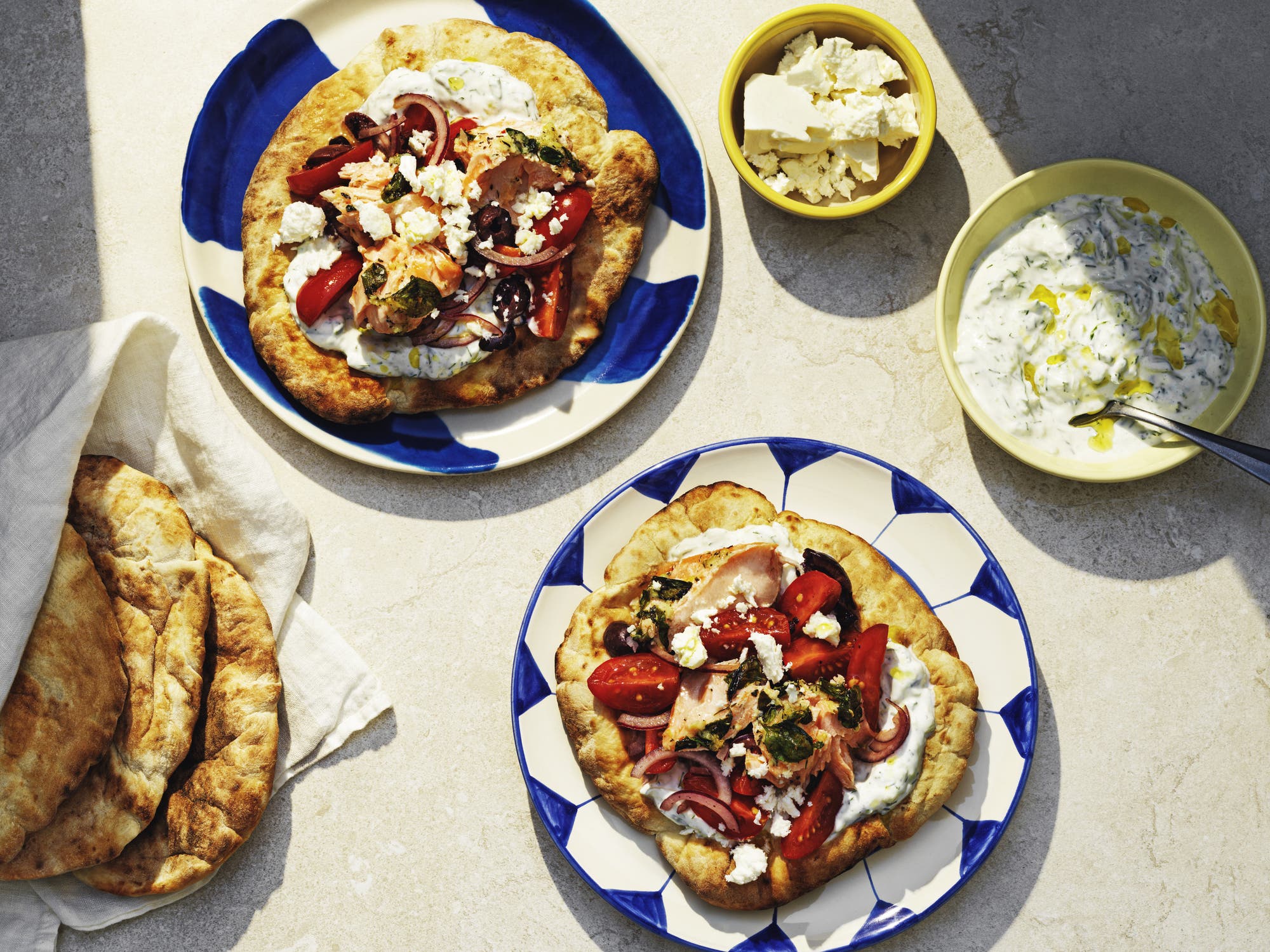 Örtbakad lax med tomatsallad, tzatziki och pitabröd