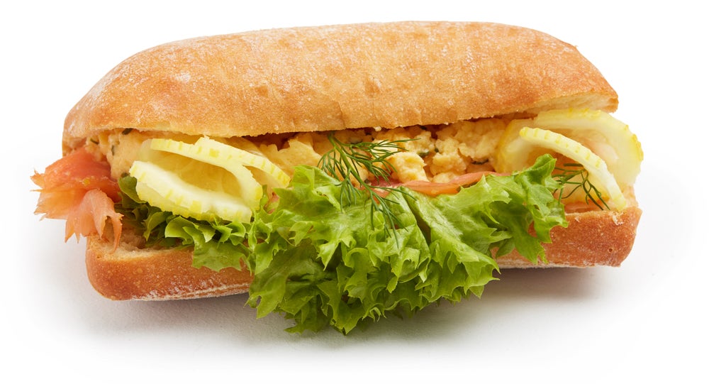 Strøm-Larsen Nysmurt Ciabatta Med Røkt Laks og Eggerøre