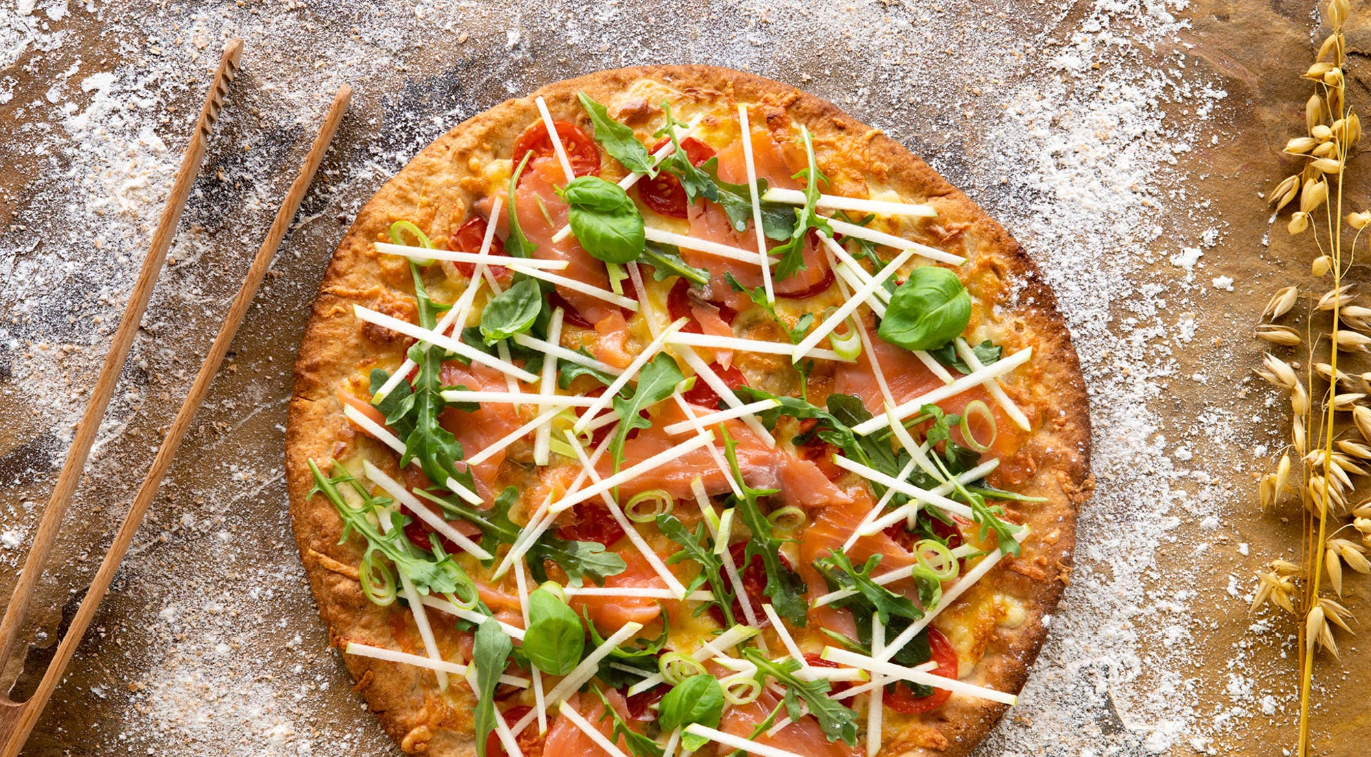 Hvit pizza med røkt ørret og grønt eple