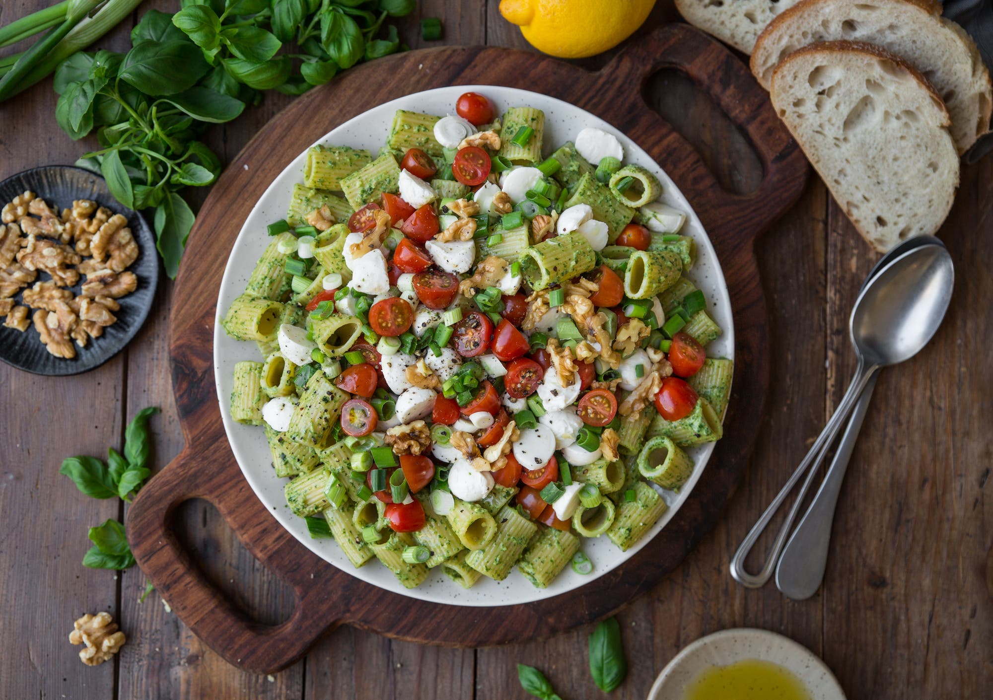 Pastasalat med basilikumdressing