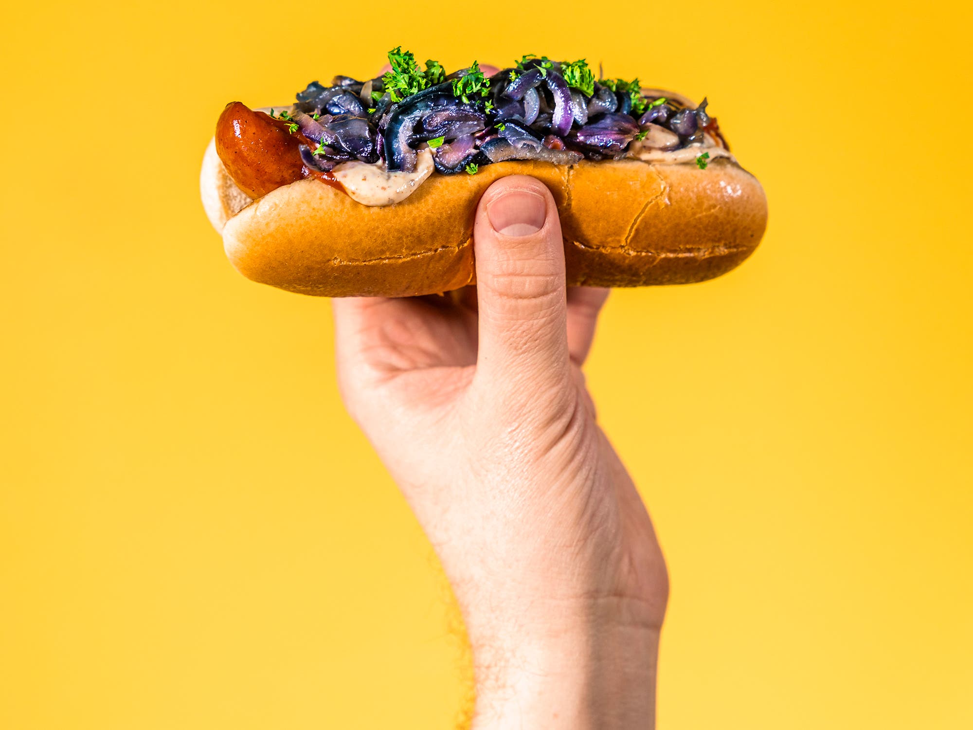 Grillet pølse med karamellisert løk og sennepskrem