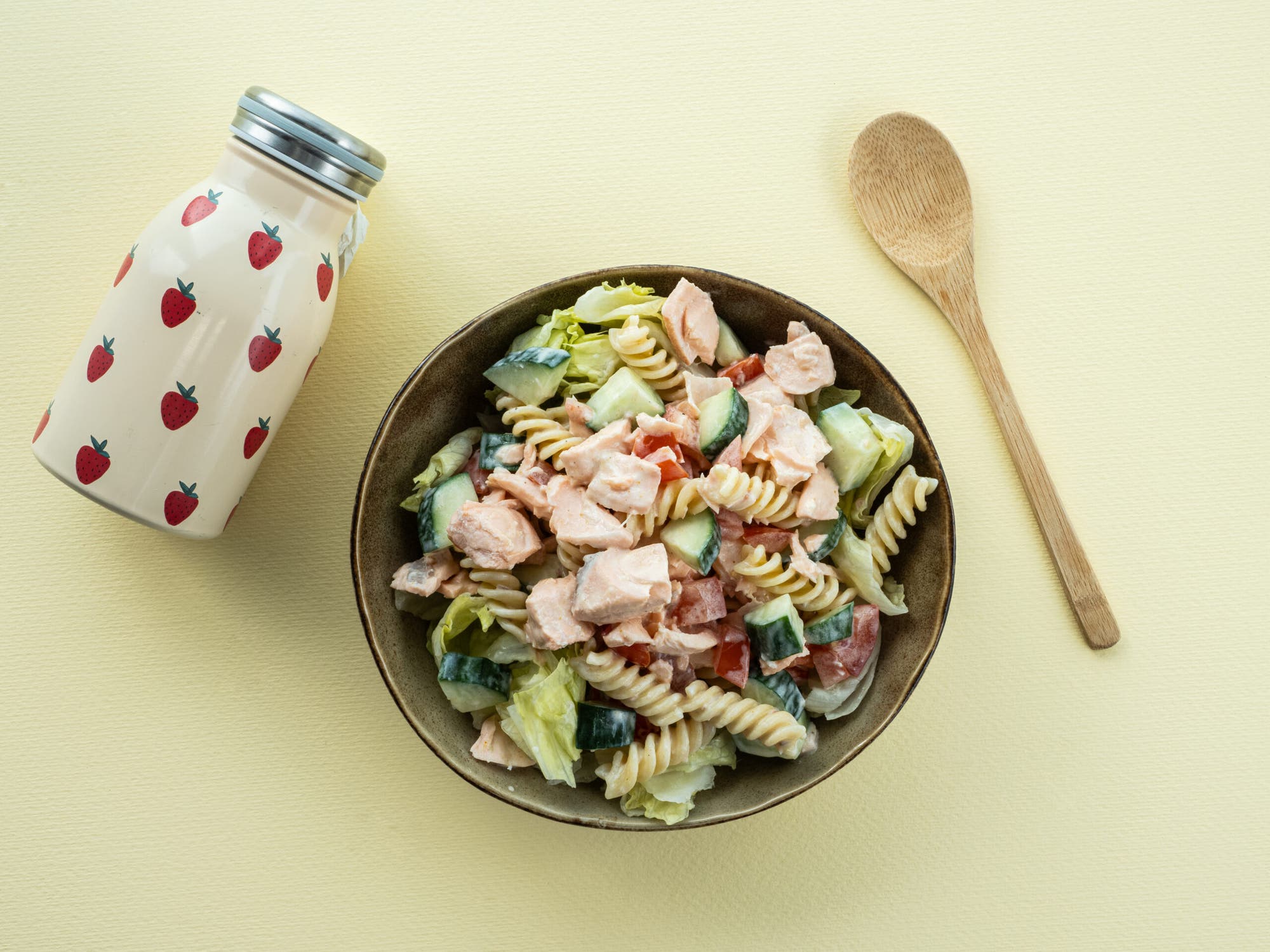 Piratpasta med karri-yoghurt