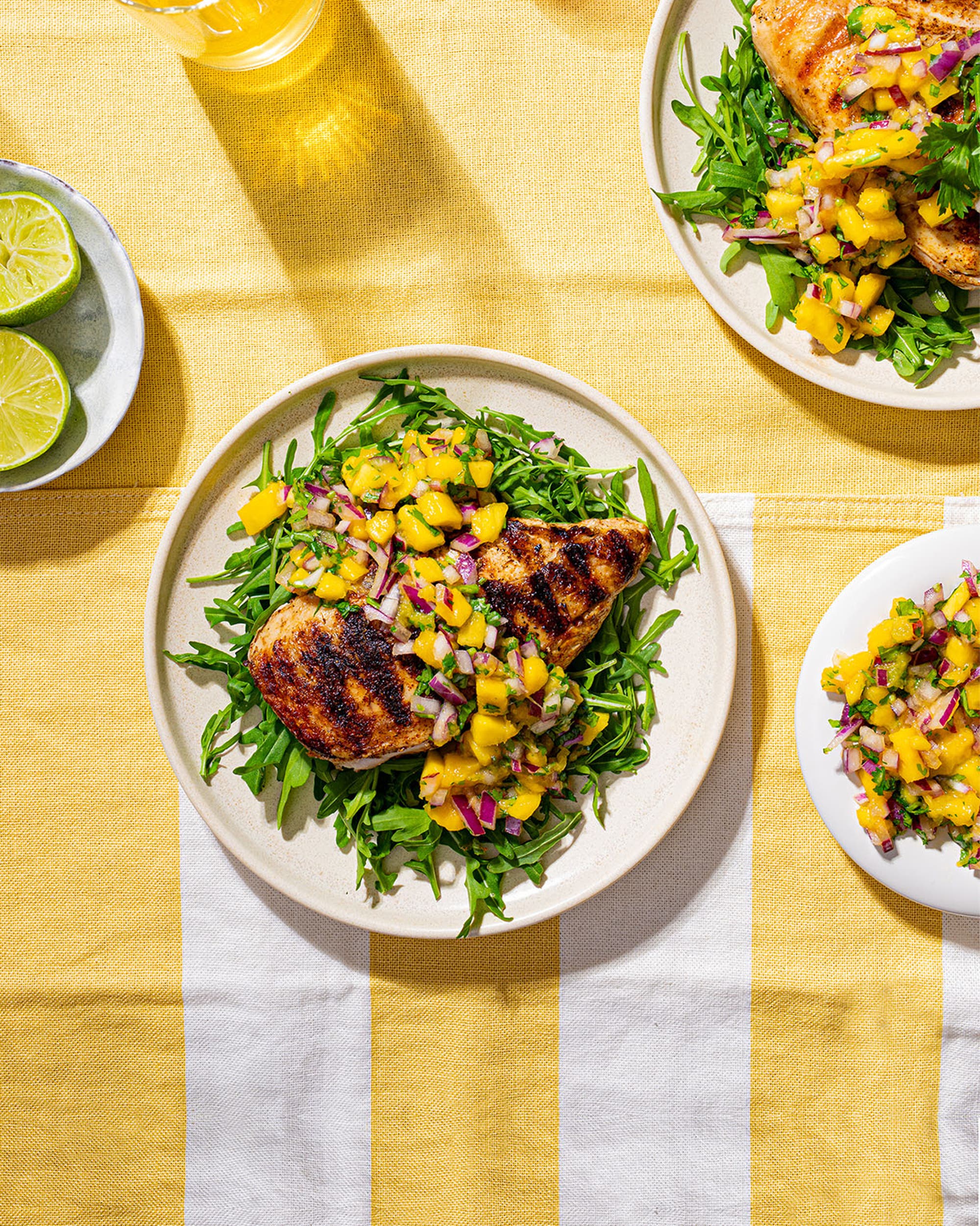 Grillet kylling med mangosalsa og ruccola