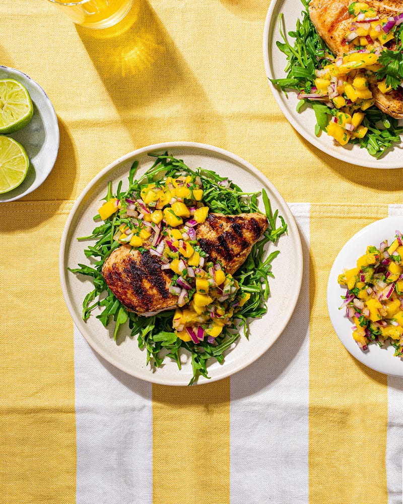 Grillet kylling med mangosalsa og ruccola