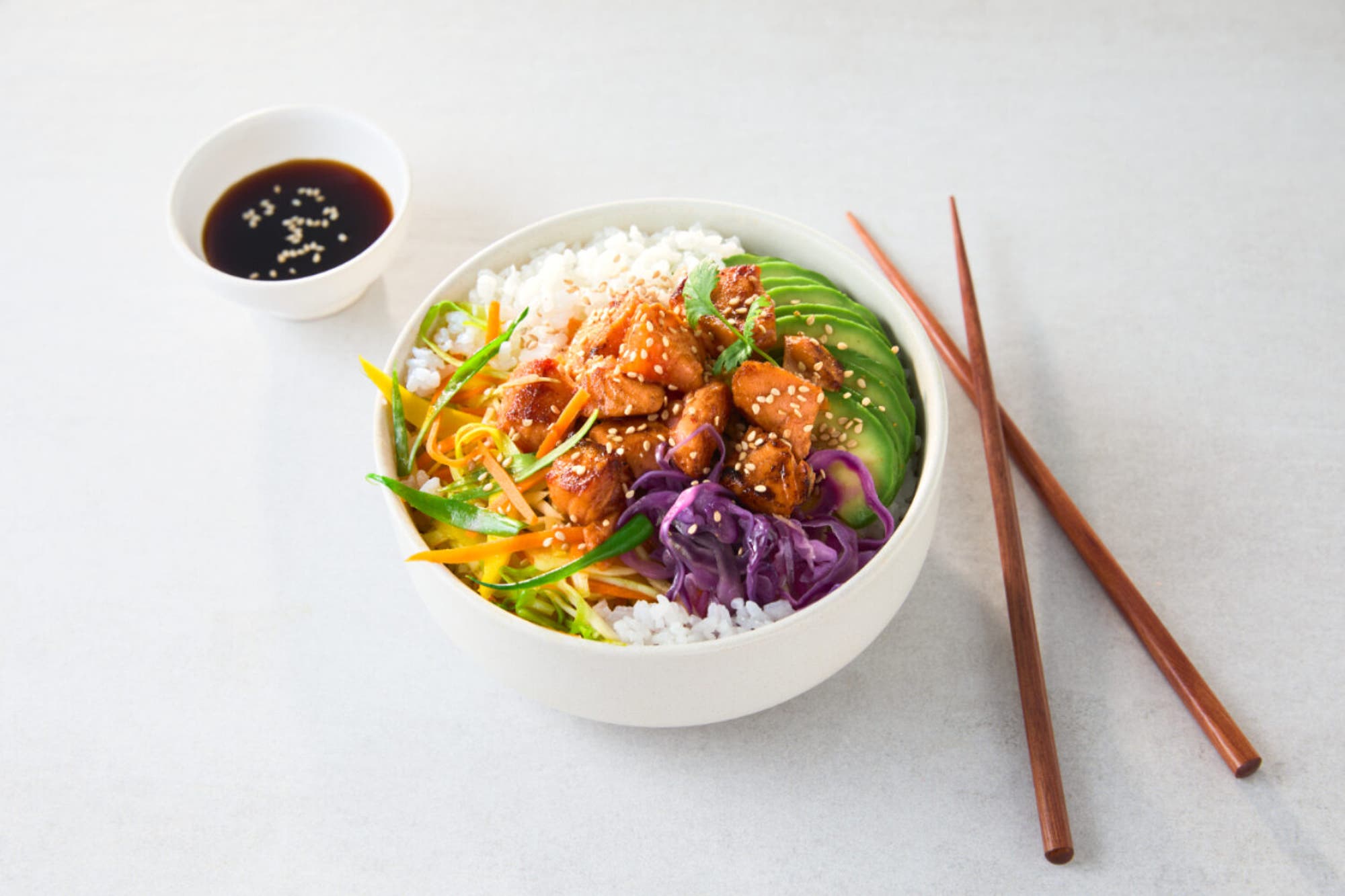 Poke bowl med SALMA®, mangosalat og syltet rødkål