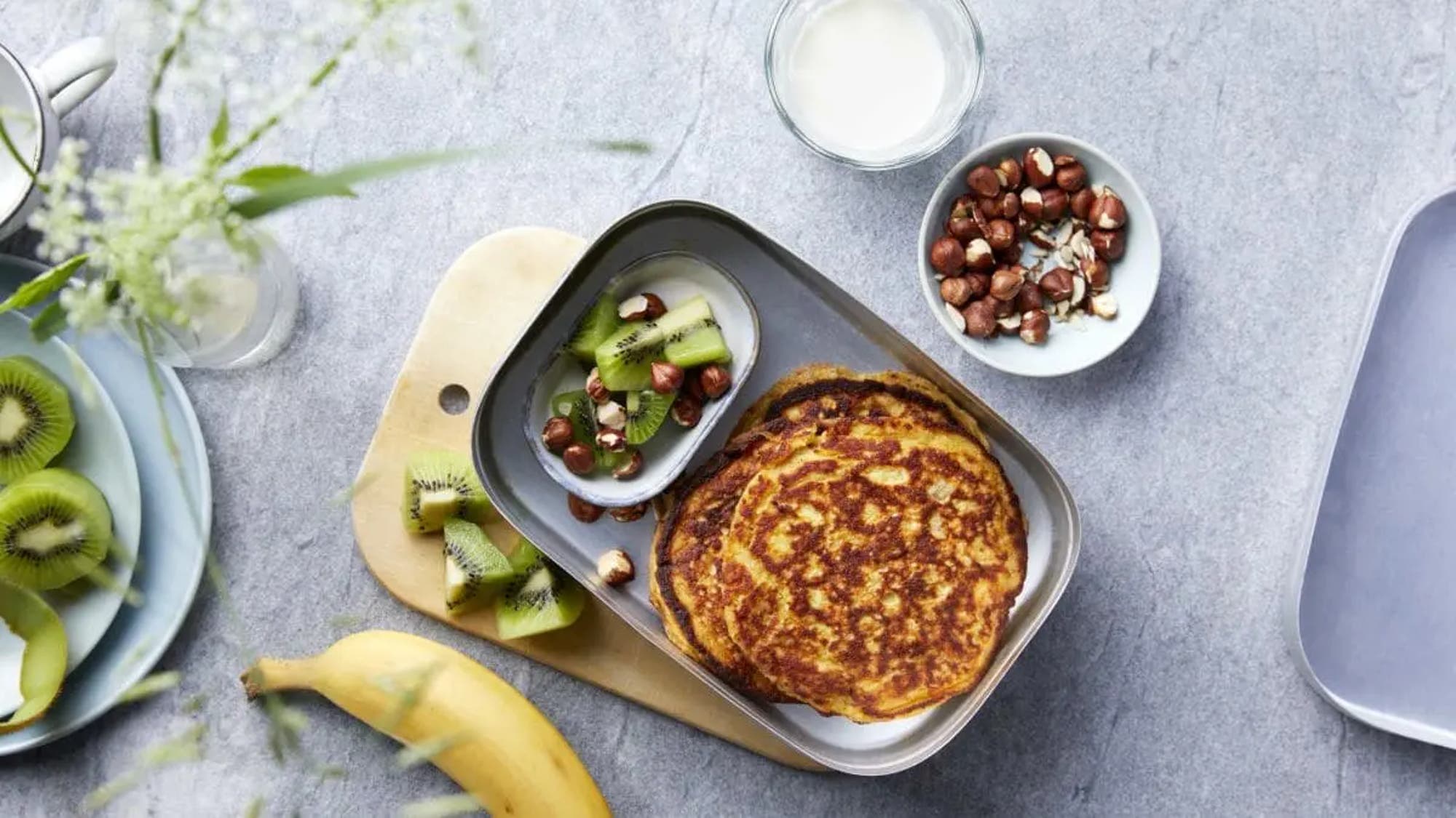 Grove bananpannekaker med yoghurt