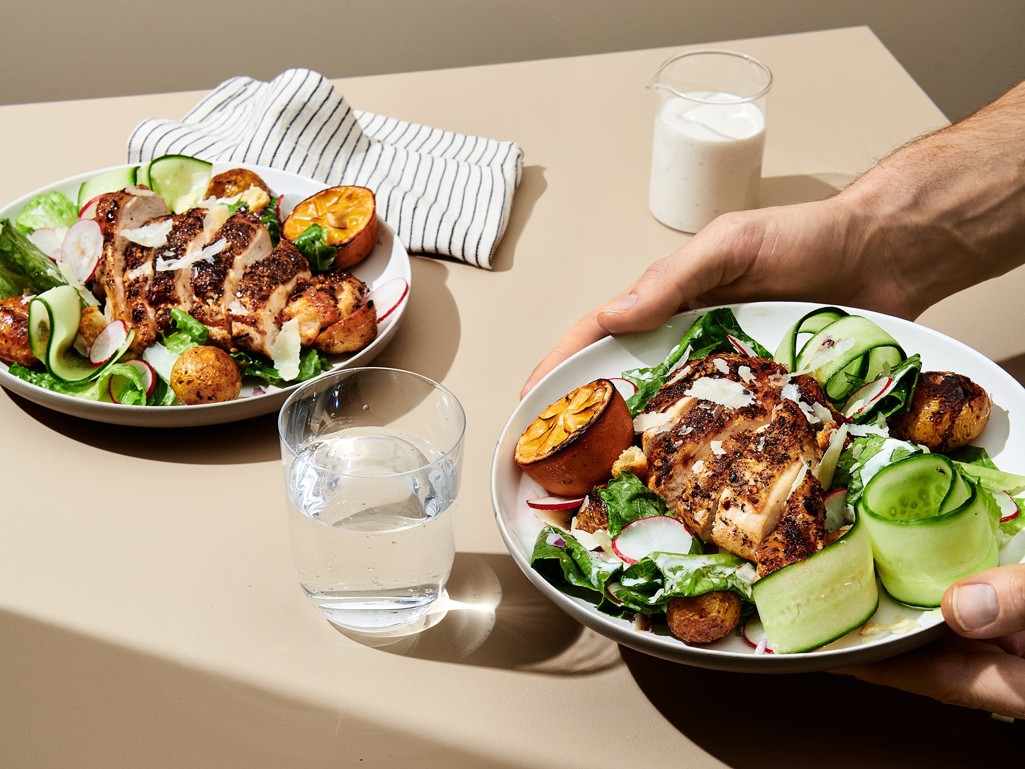 Grillet kylling med cæsarsalat og ovnsbakte poteter