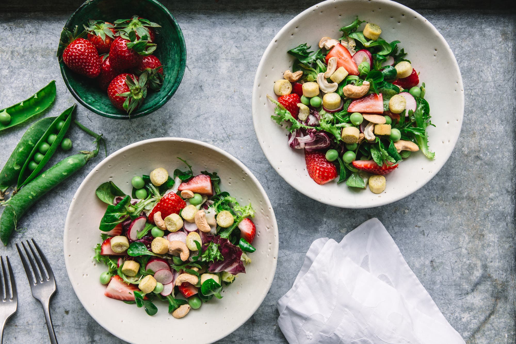 Sommersalat med jordbær, erter & sprø krutonger