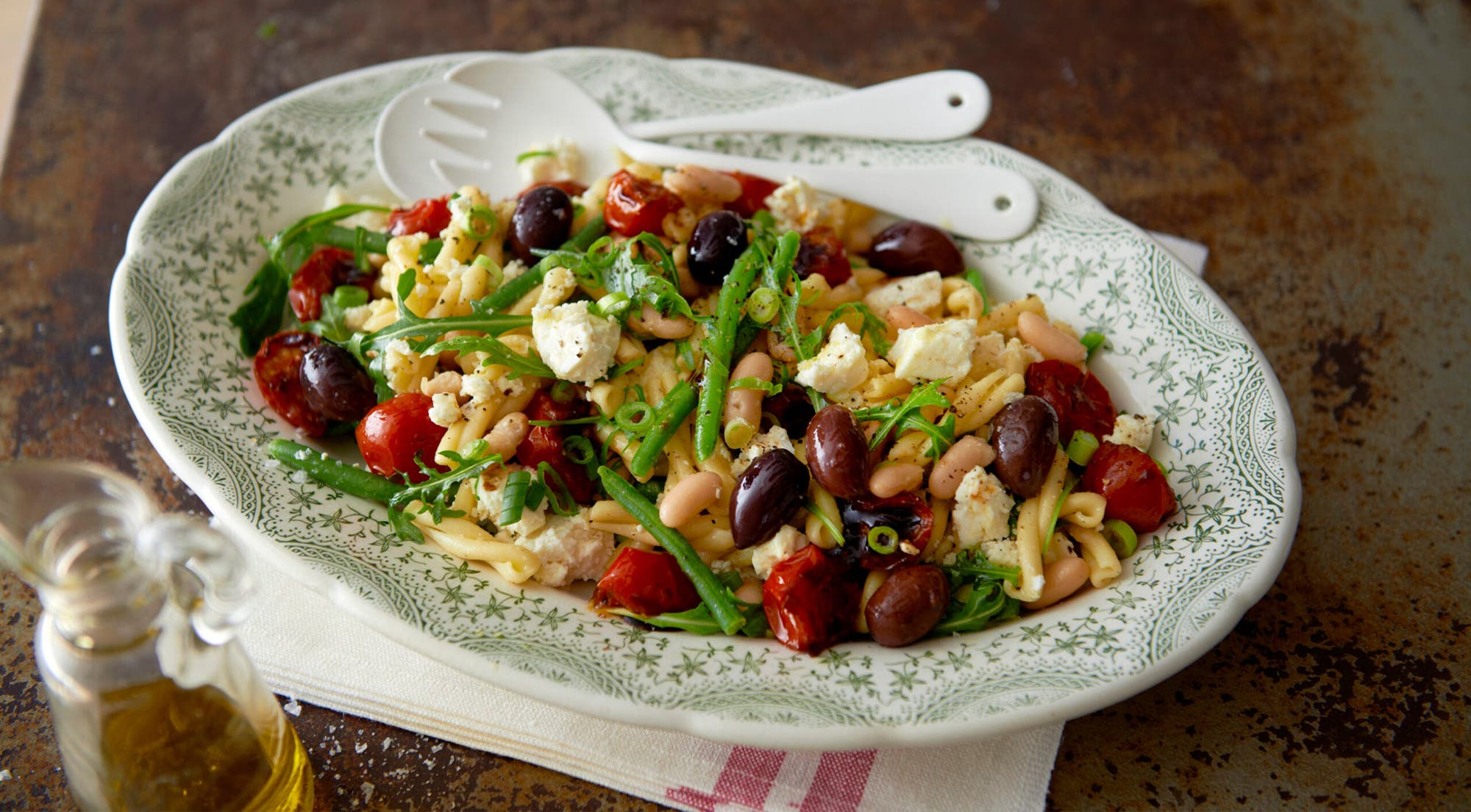 Pastasallad Sorrentina med balsamicostekte tomater, bønner og mozzarella