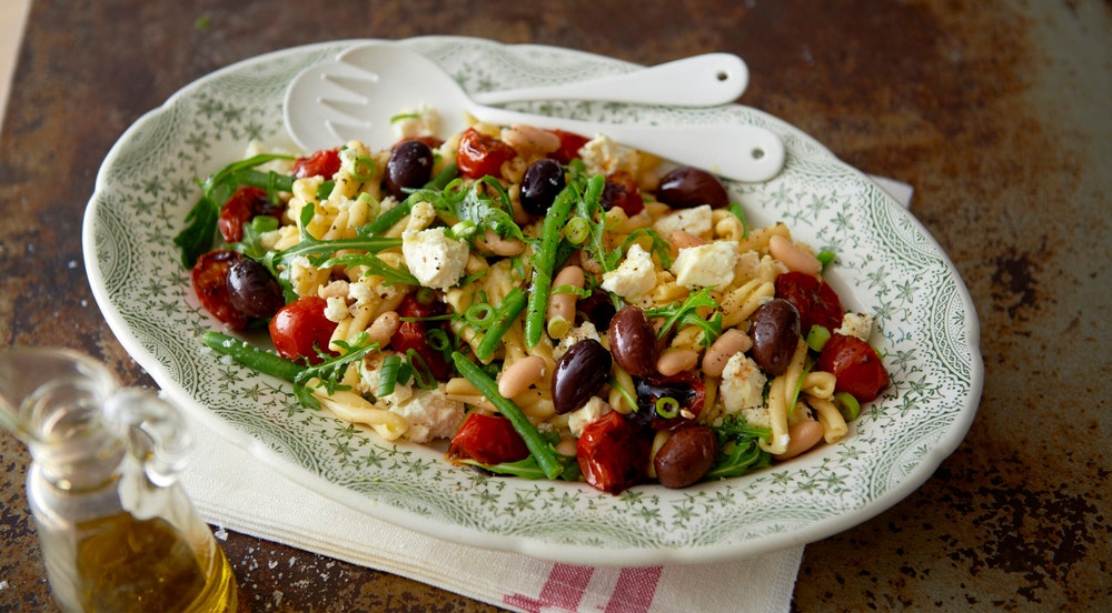 Pastasallad Sorrentina med balsamicostekte tomater, bønner og mozzarella