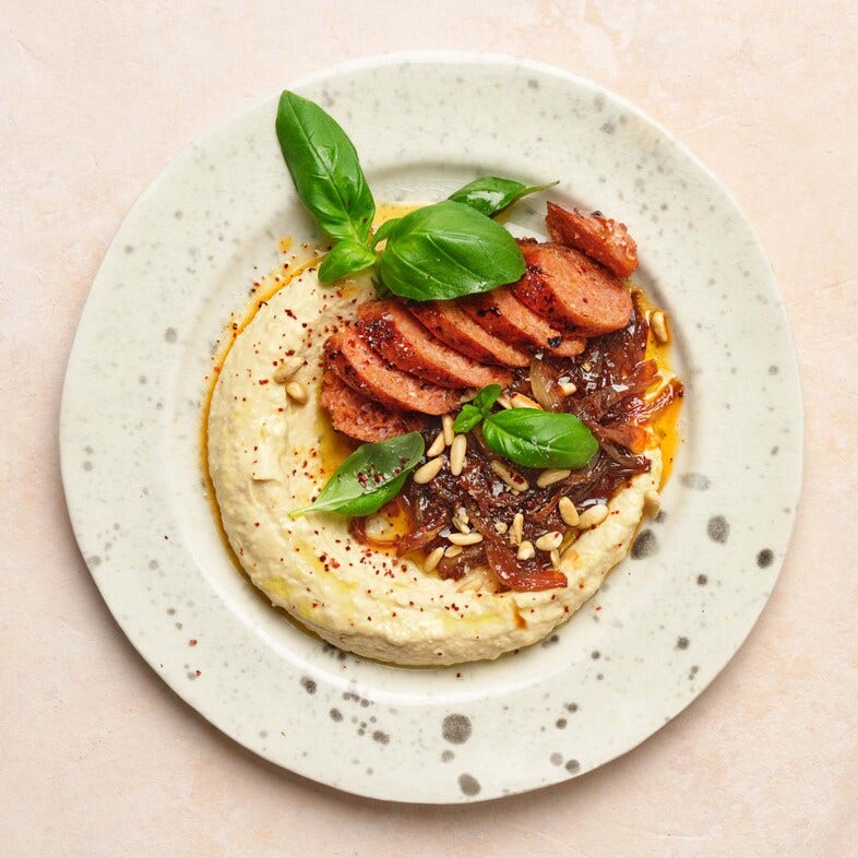 Hummus med karamellisert løk, chorizo og pinjekjerner