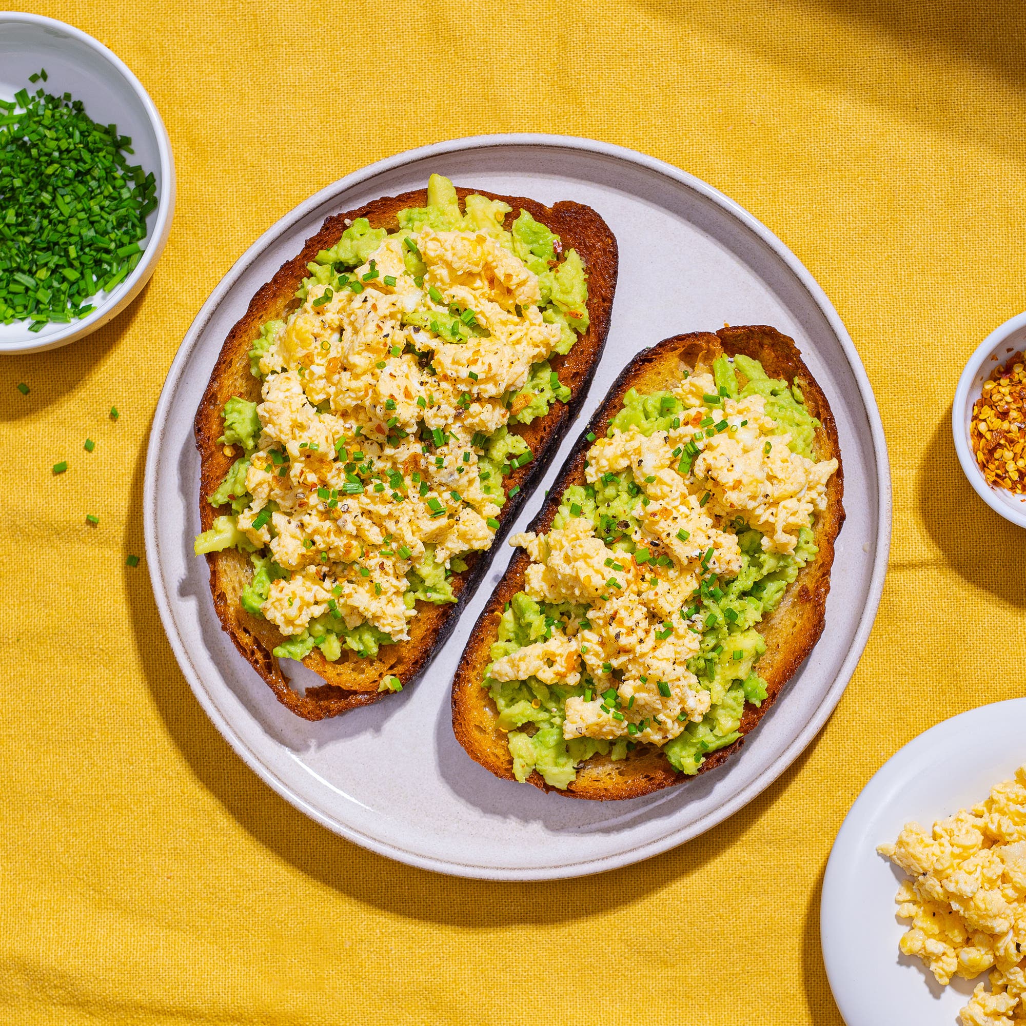 Avokado toast med egg og cottage cheese