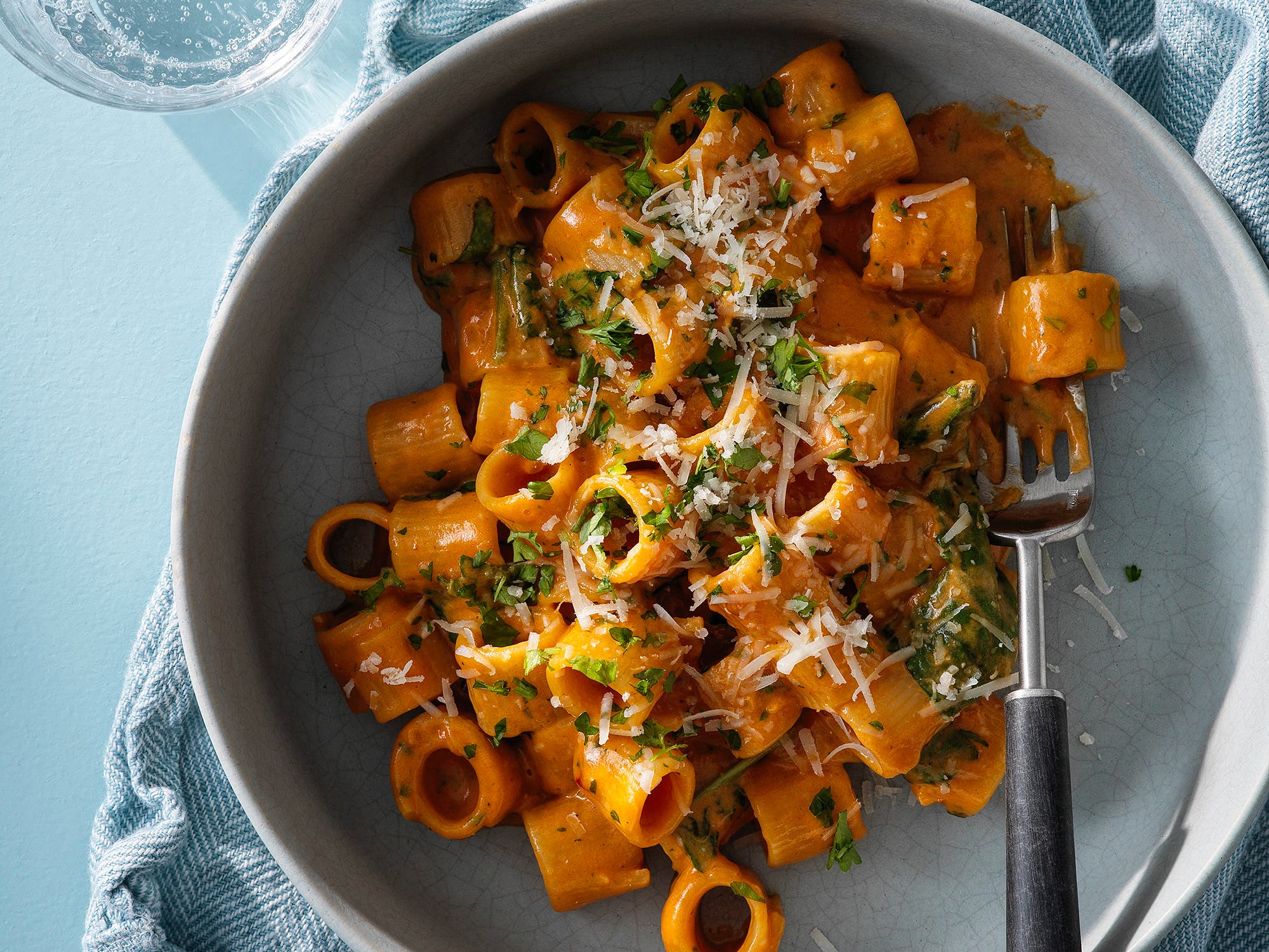 Kremet tomat- og parmesanpasta