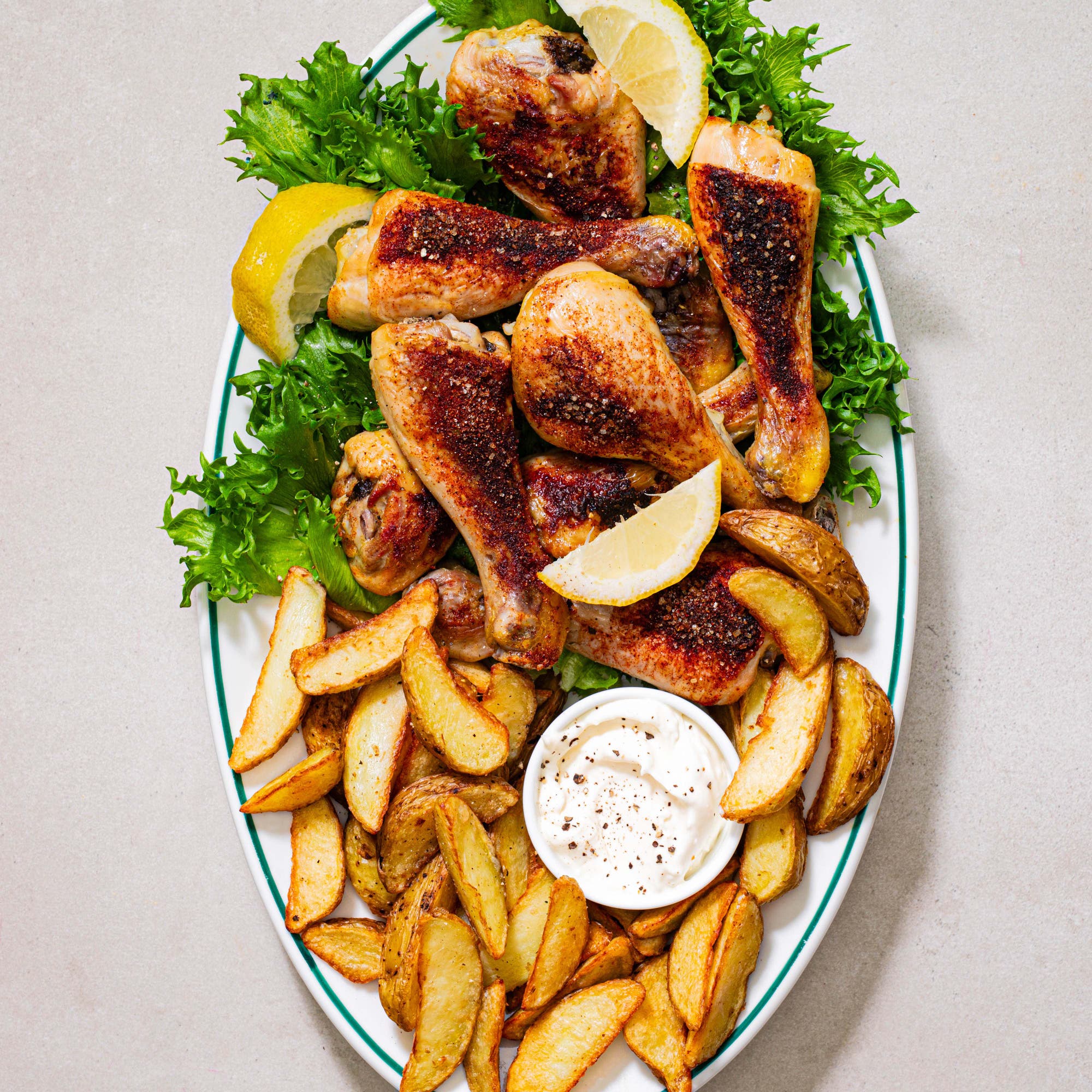 Kyllingklubber med potetbåter, sprø salat og aioli
