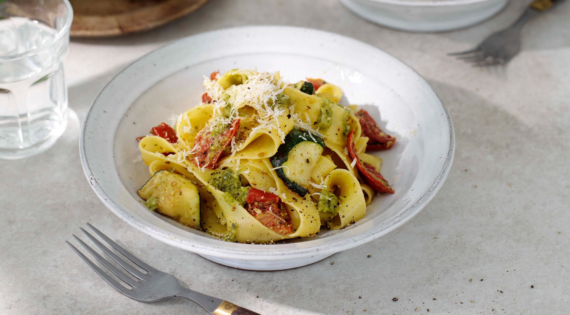 Pasta Pappardelle med pesto og squash
