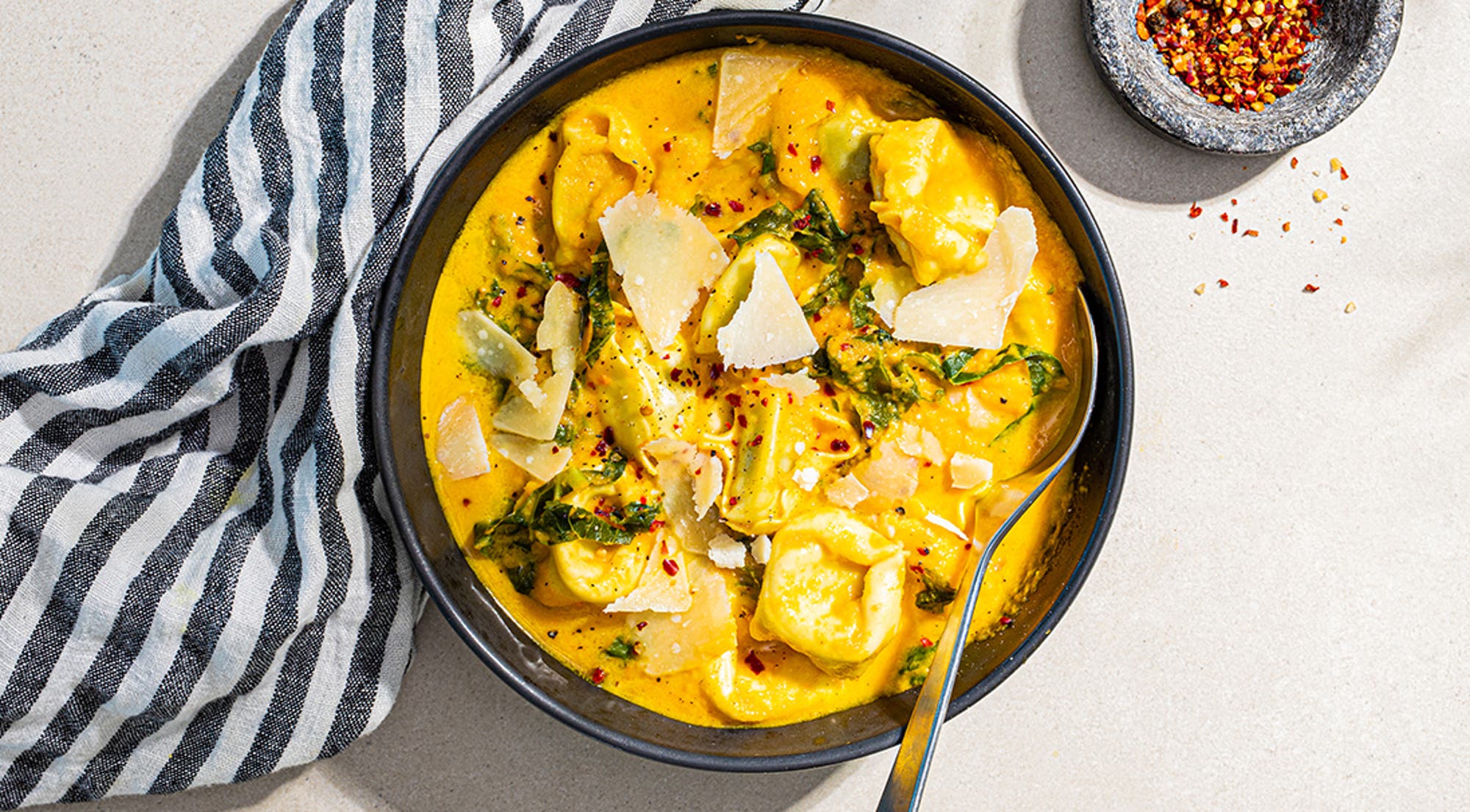 Rask gulrotsuppe med tortelloni