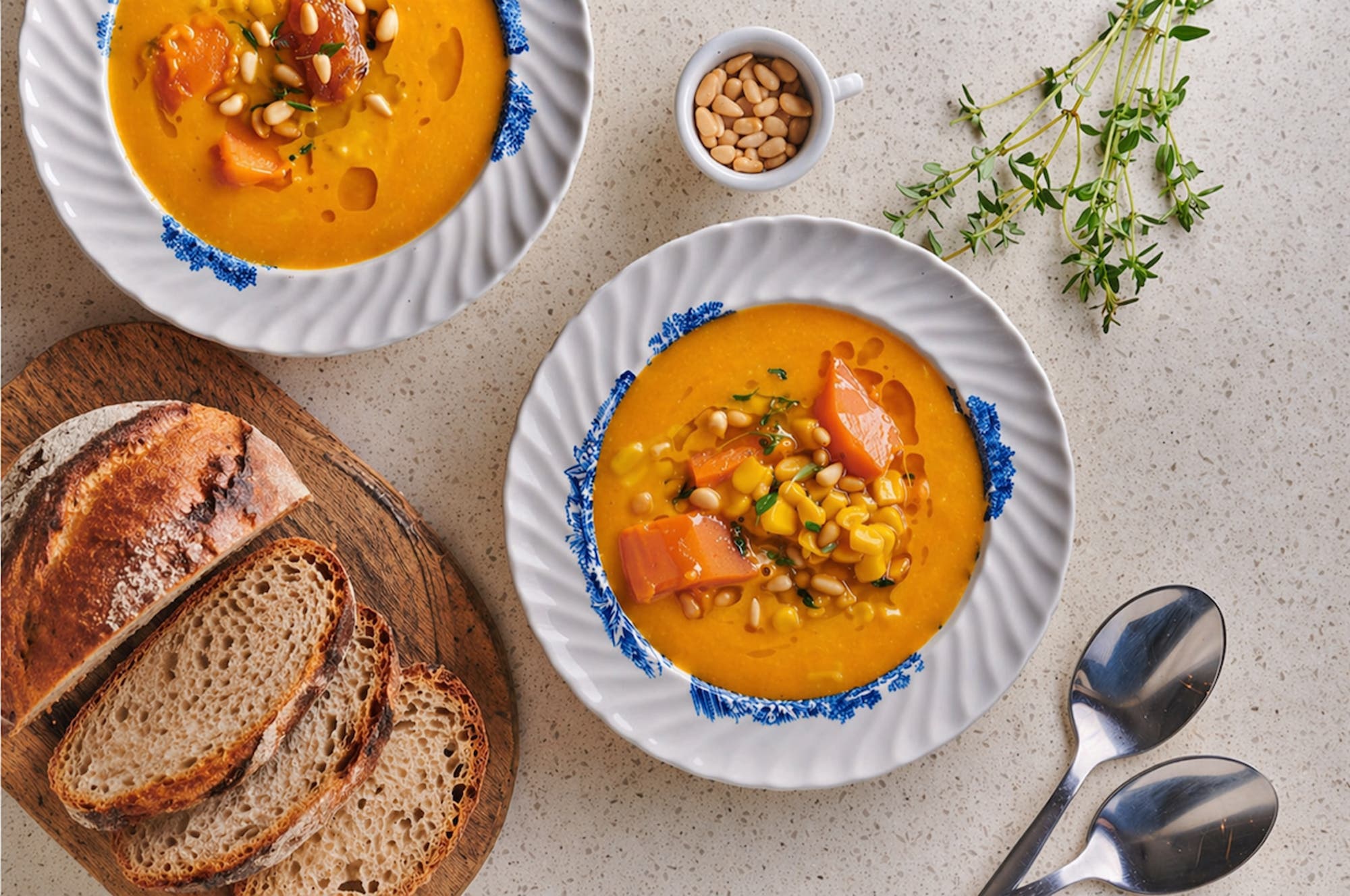 Spicy gulrotsuppe med søtpotet & mais