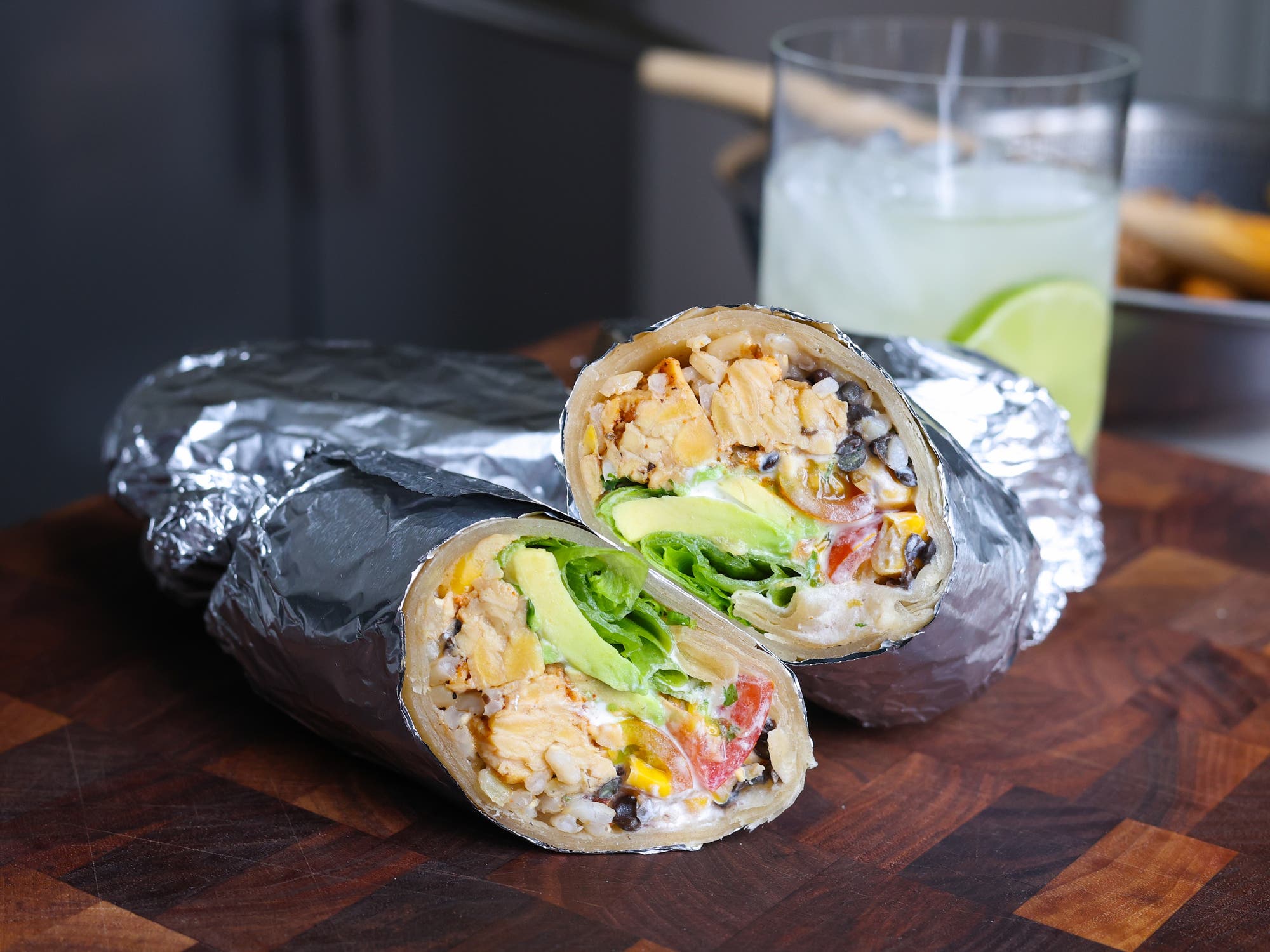 Burrito med tempeh, ris, salsa og avokado