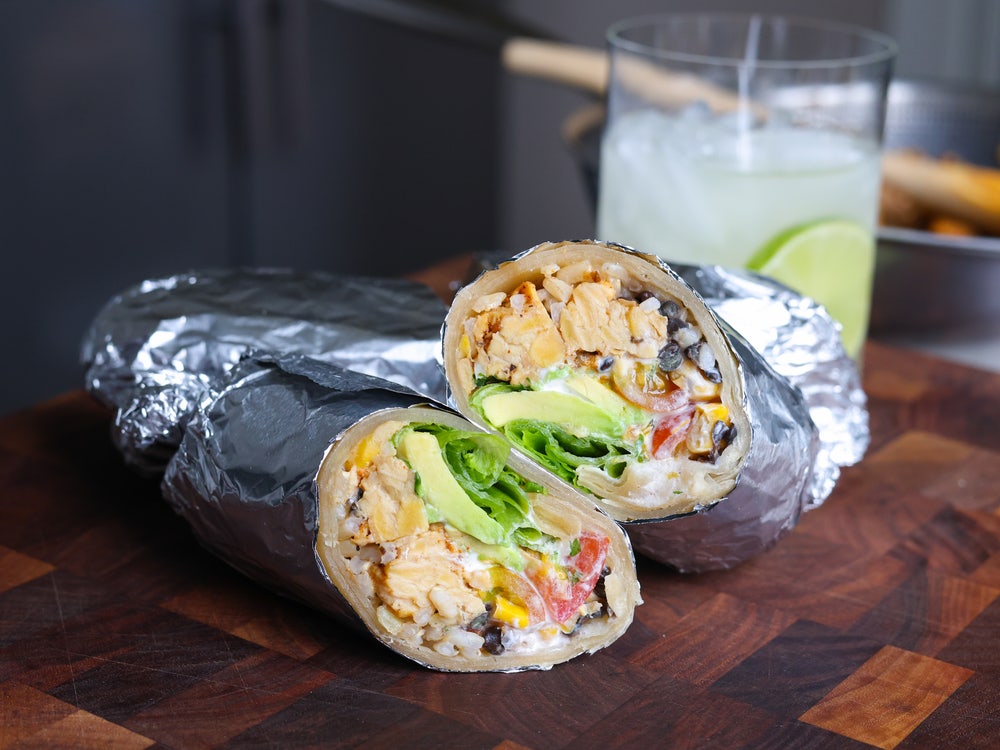 Burrito med tempeh, ris, salsa og avokado