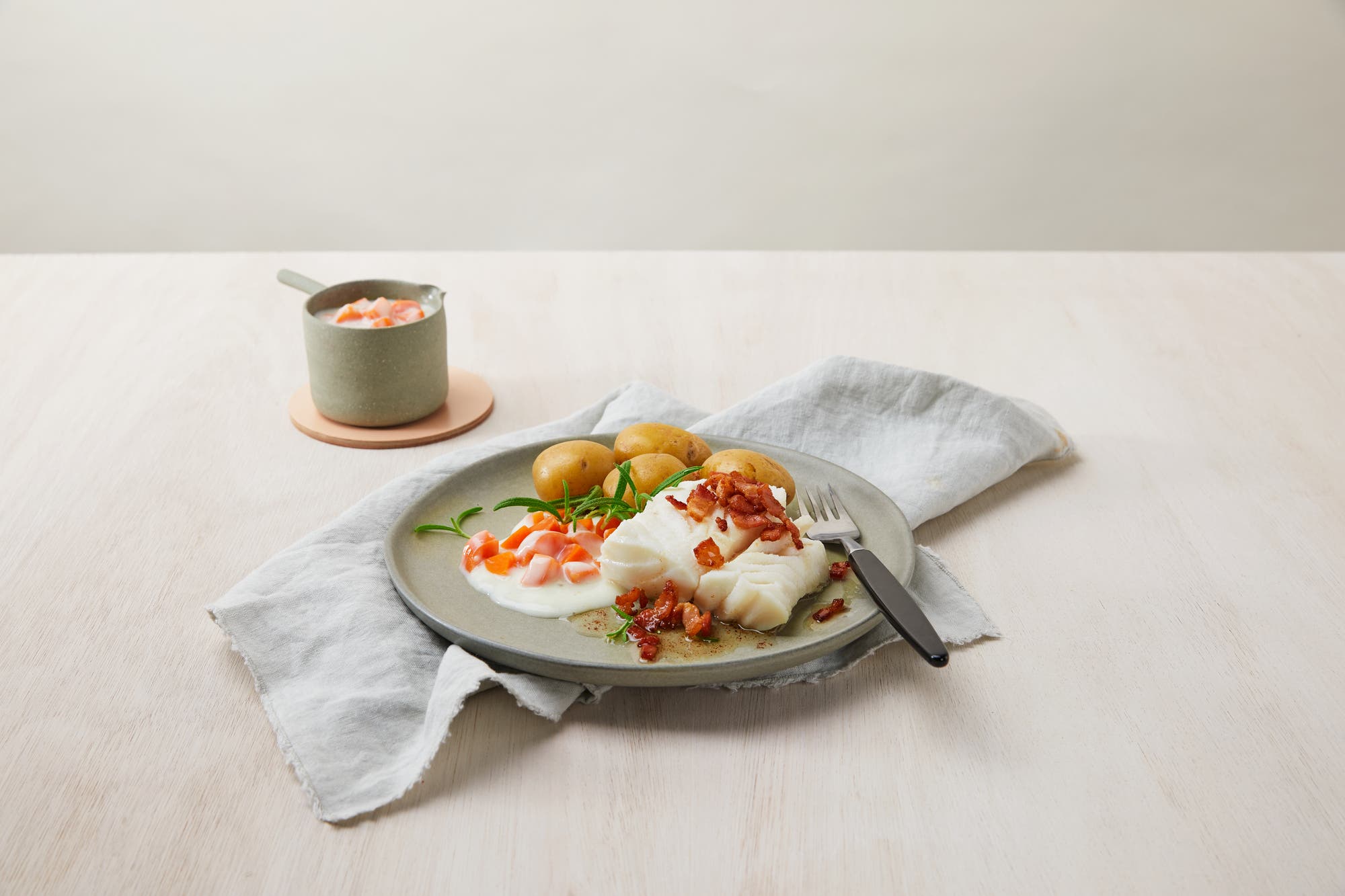 Kokt torsk med gulrotstuing og bacon