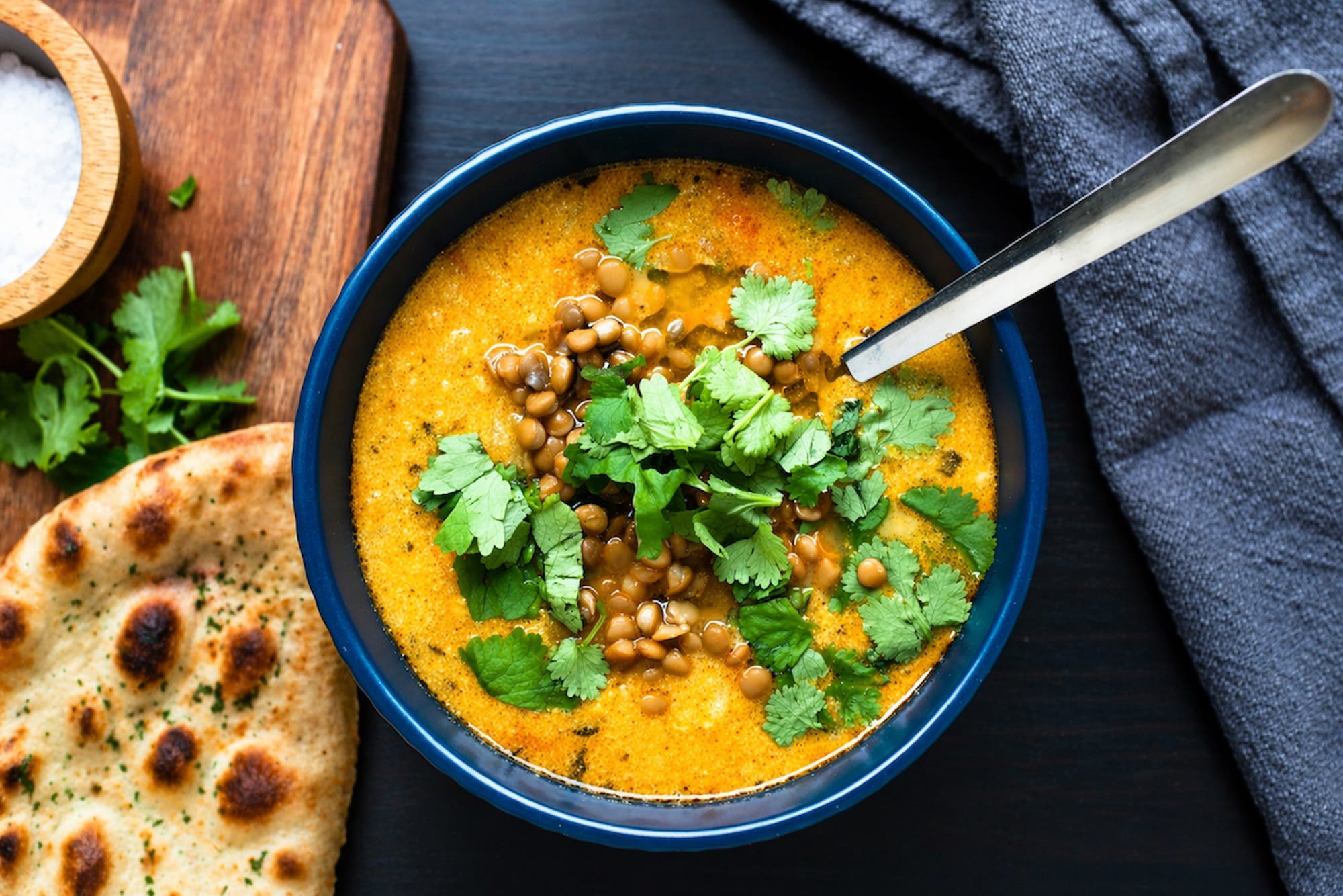 Kyllingsuppe med linser, chutney & nanbrød