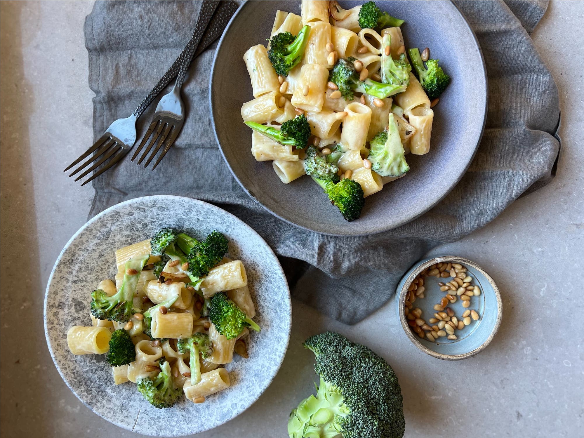 Kremet ostepasta med brokkoli og pinjekjerner