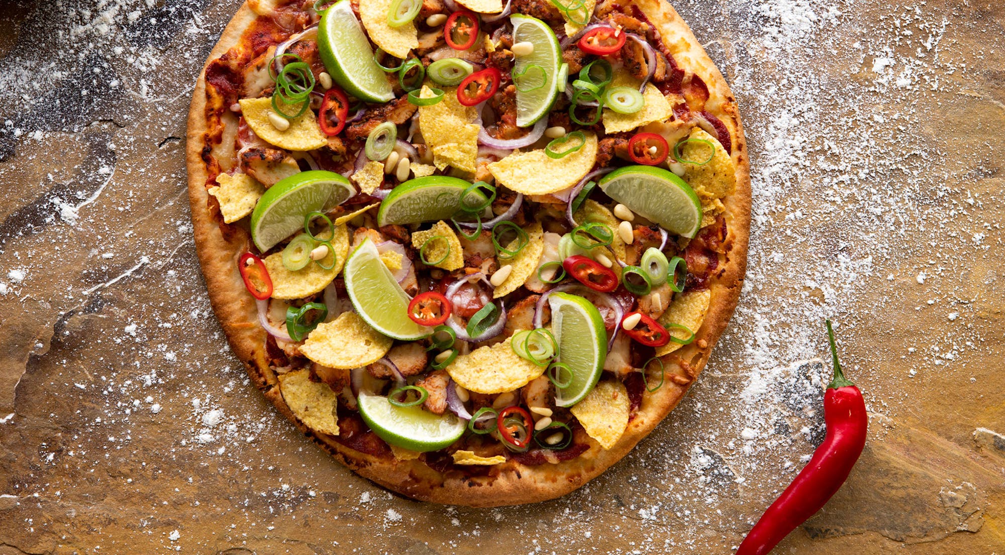 Nachopizza med marinert kylling