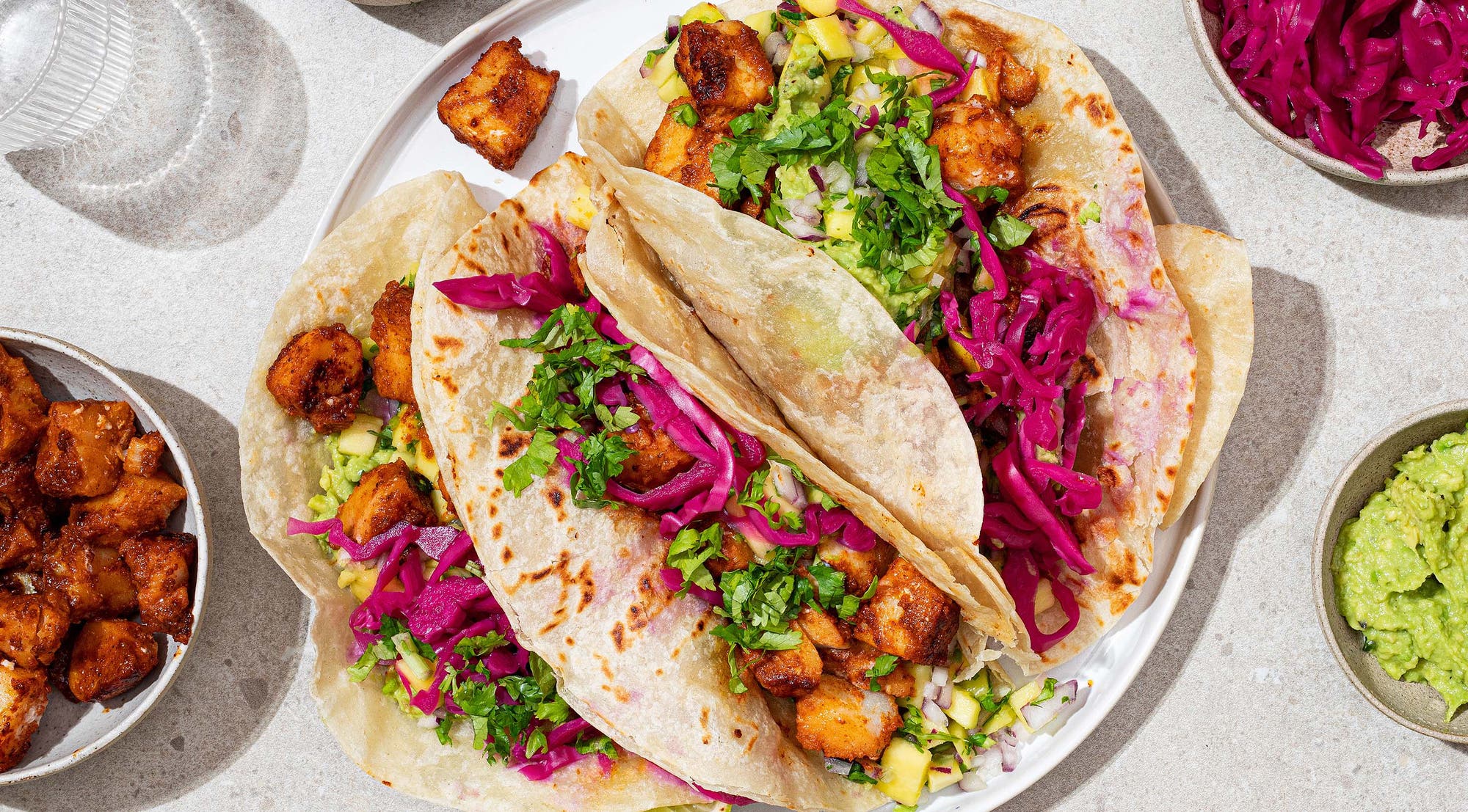 Fisketaco med mangosalsa, guacamole og syltet rødkål