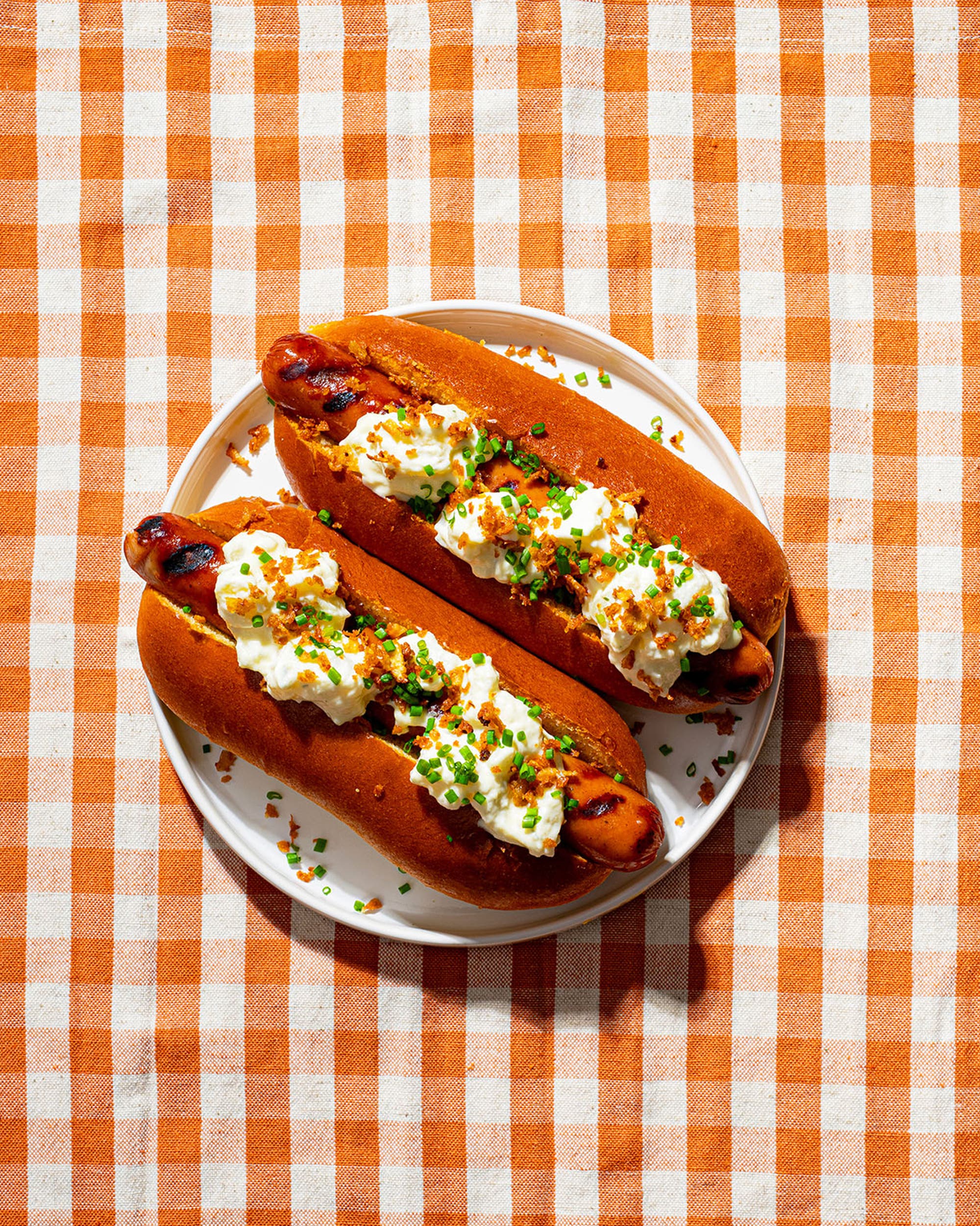 Grillet pølse med potetsalat og sprøstekt løk