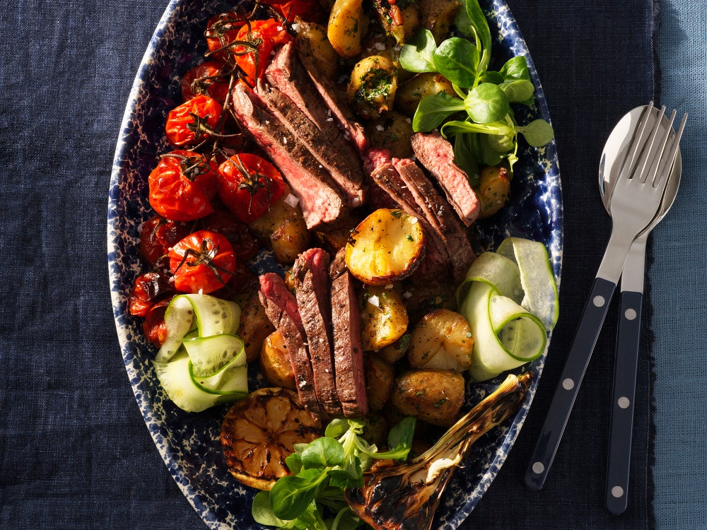 Grillet flanksteak med sprø urtepoteter