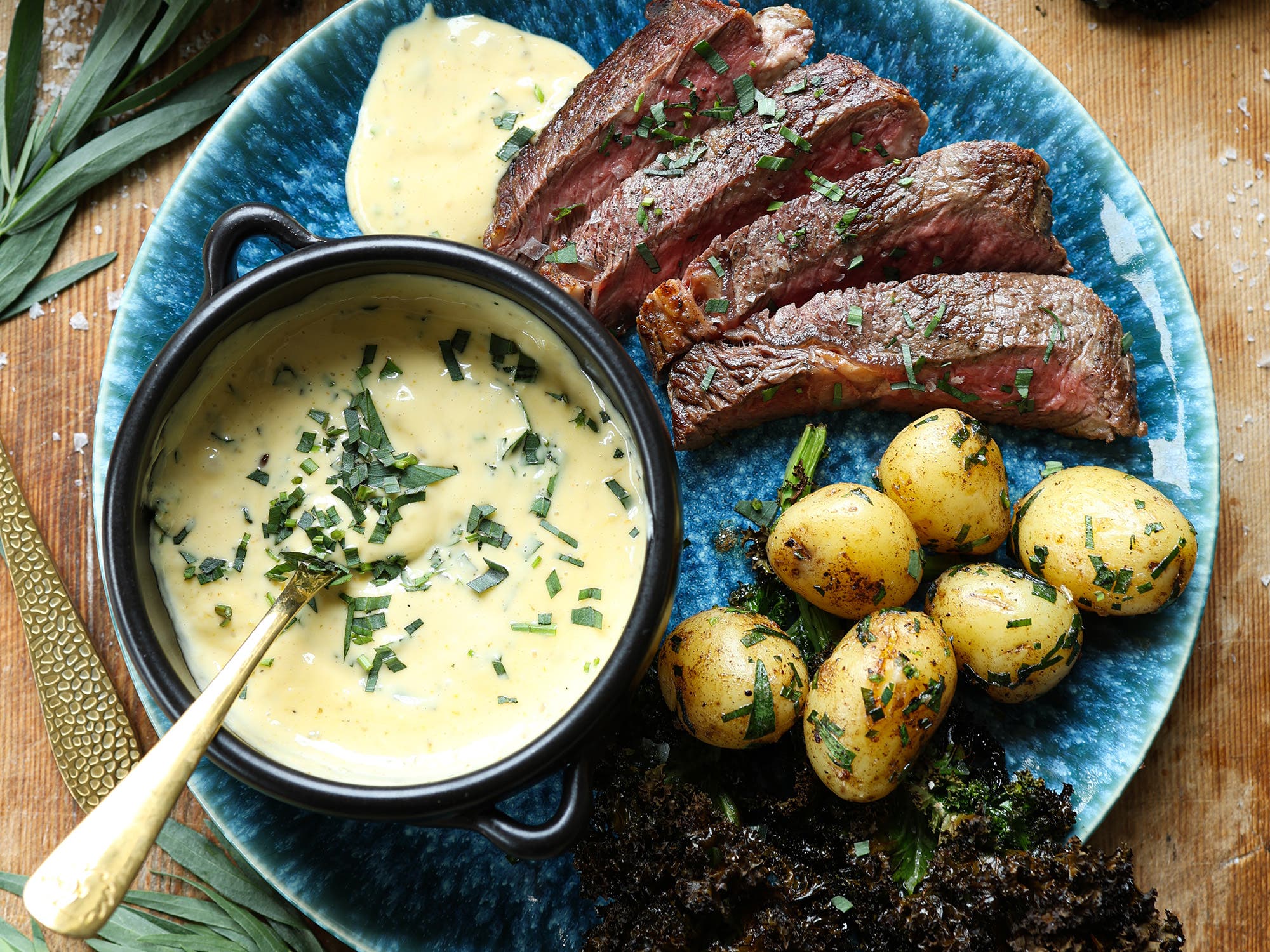 Biff med bernaise, smørstekte poteter og grønnkålchips