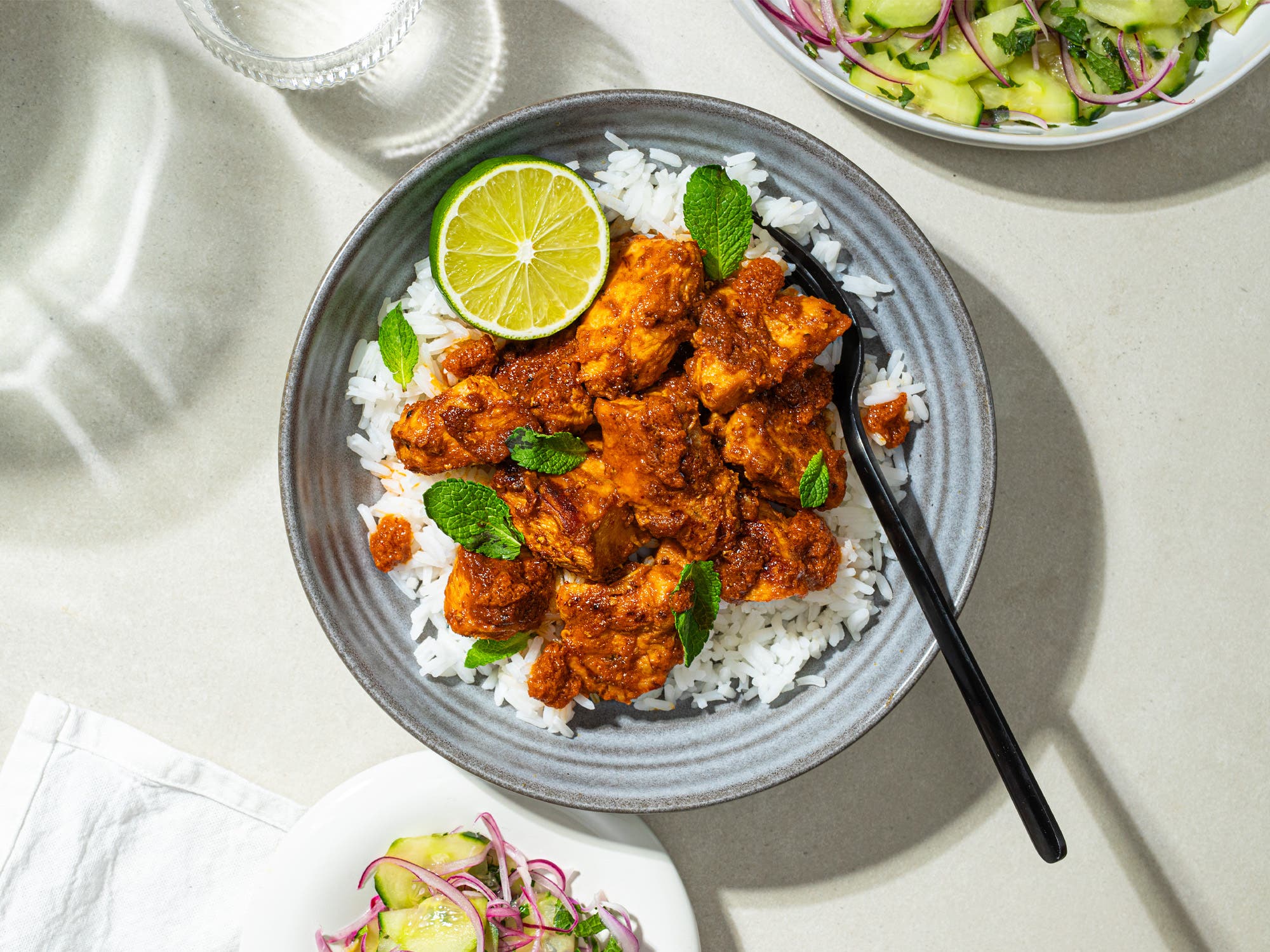 Harissa kylling med ris og agurksalat
