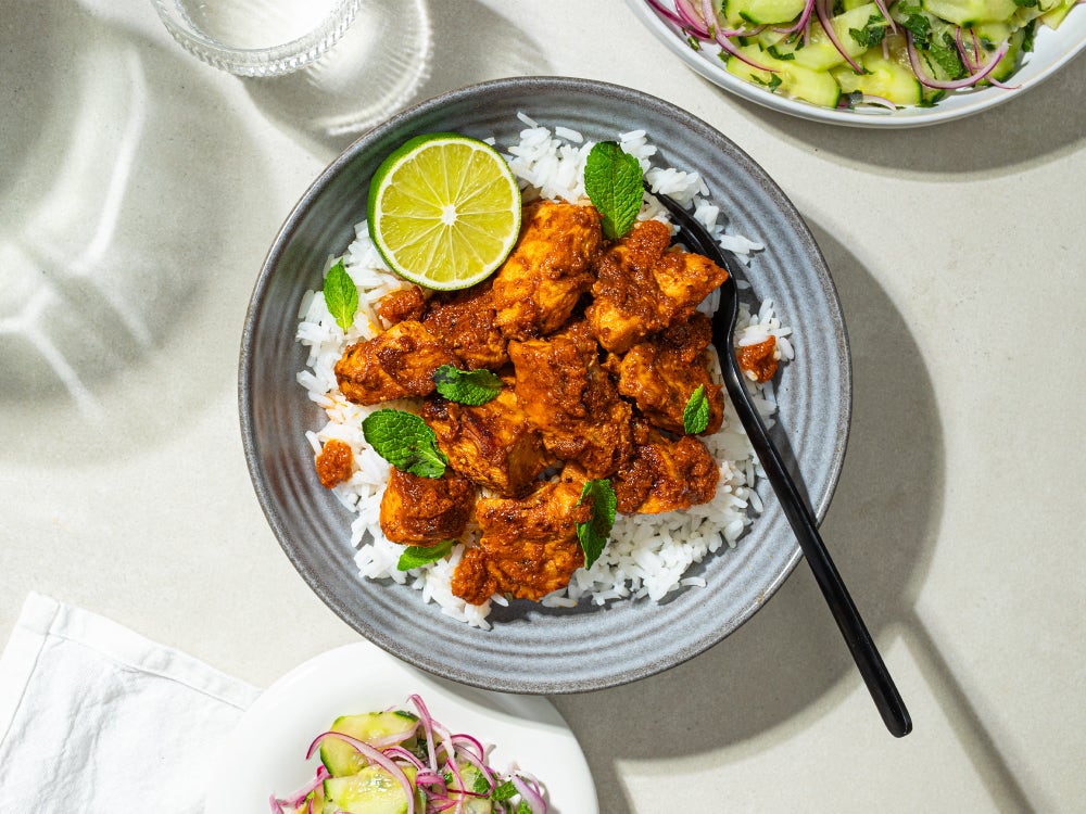 Harissa kylling med ris og agurksalat