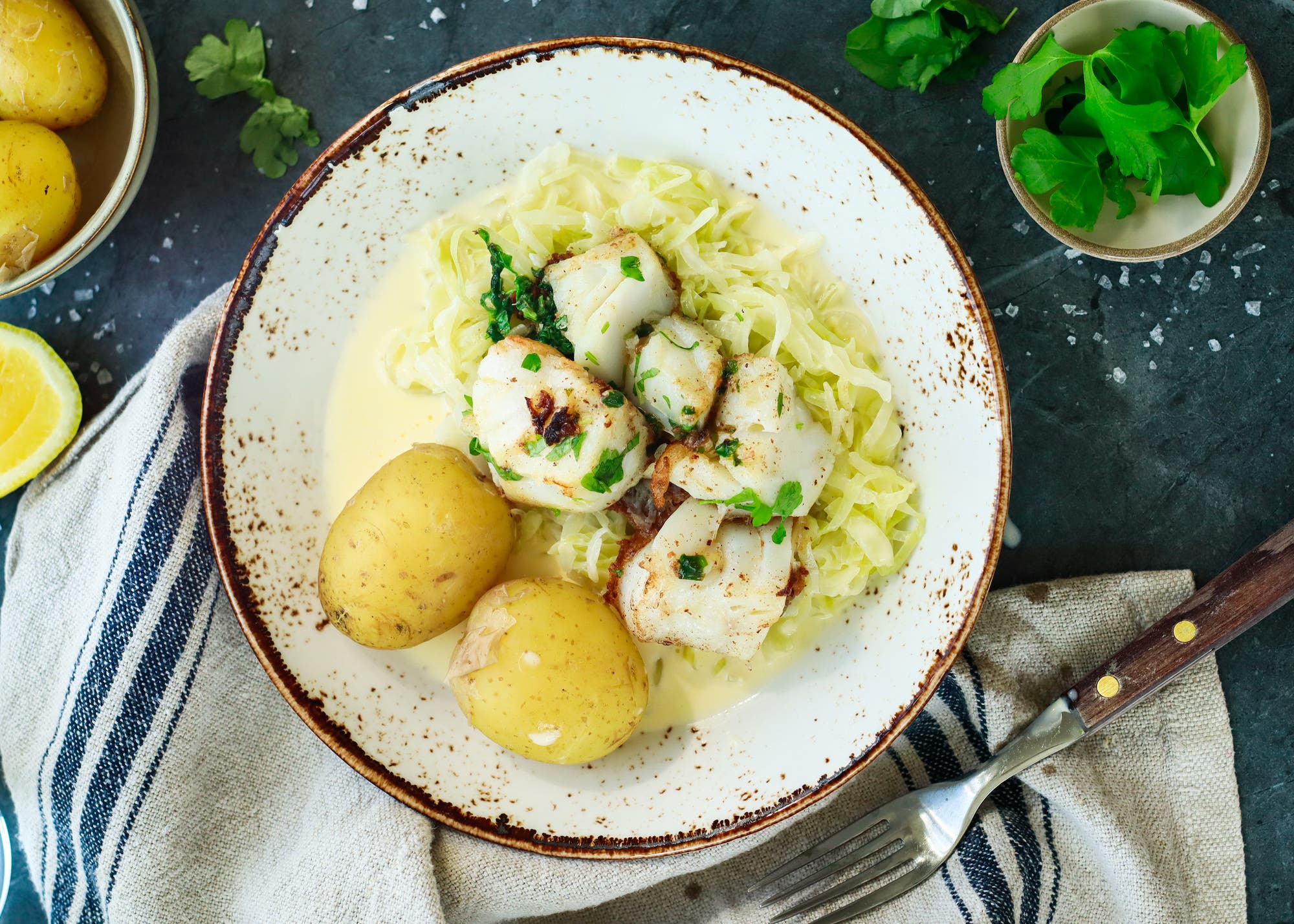 Pannestekt torsk med poteter og kremet spisskål