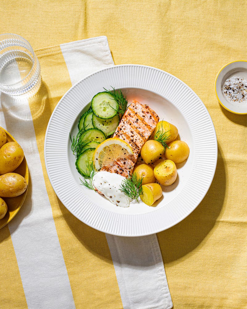 Grillet laks med agurksalat og poteter