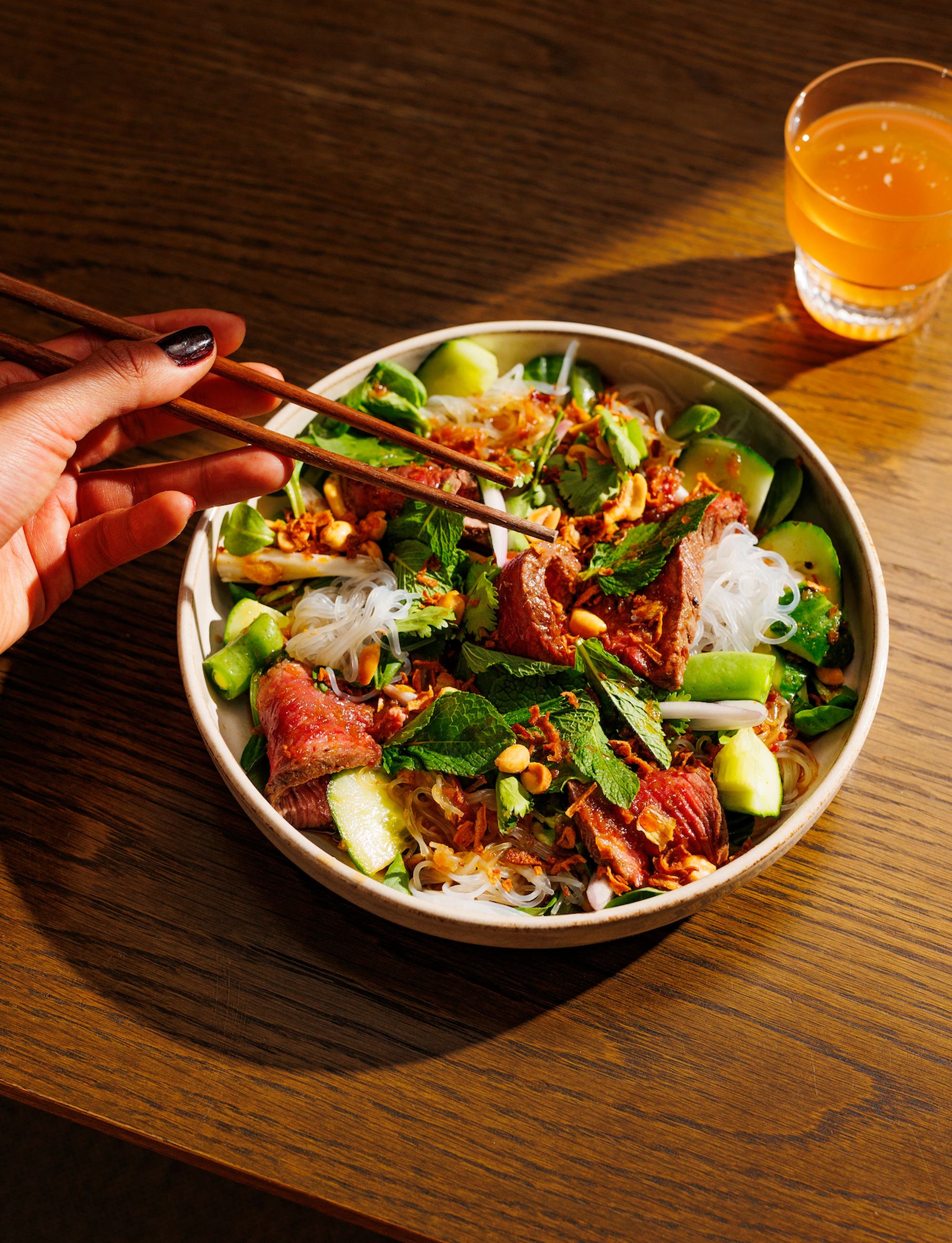 Thaisalat med biff og nudler