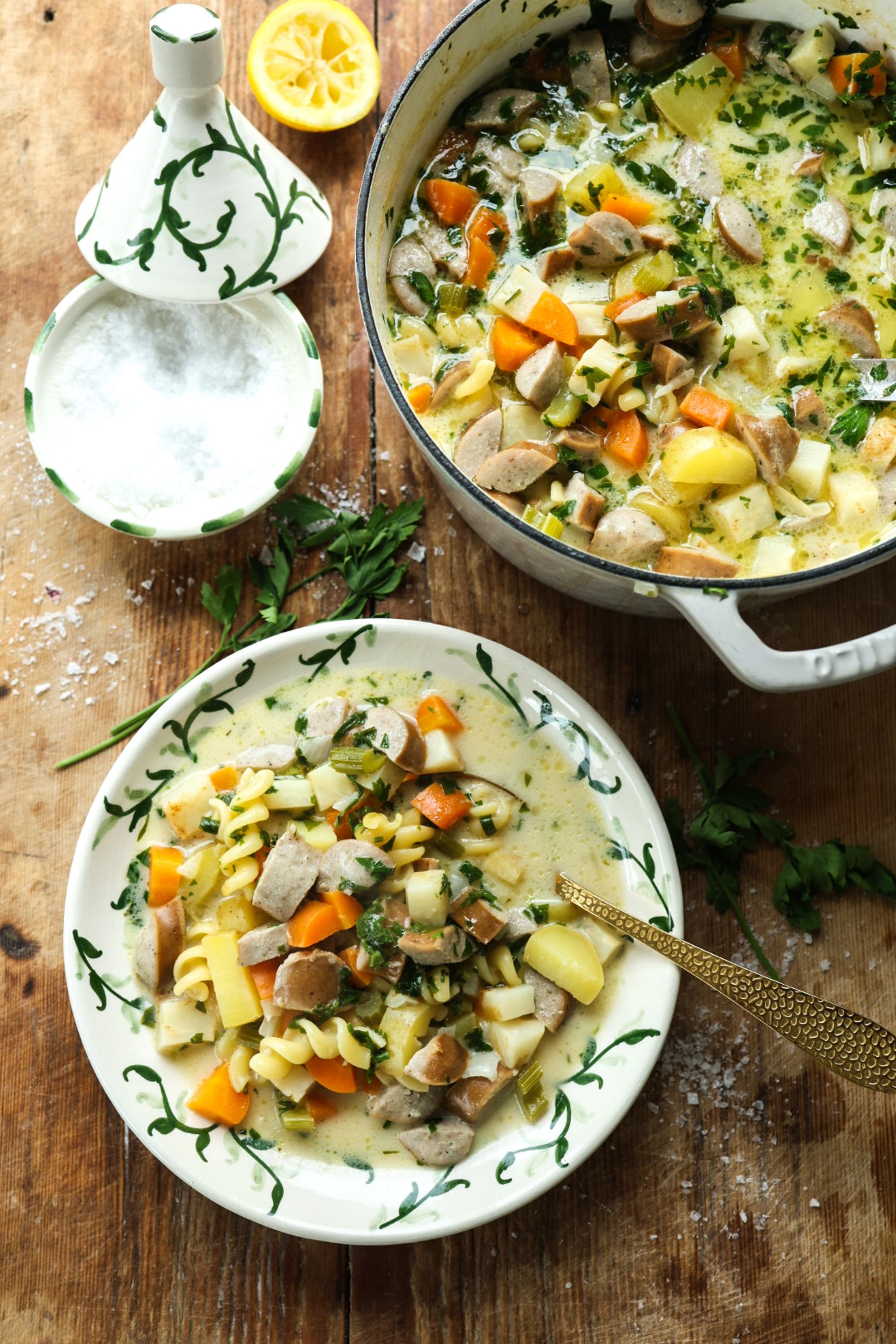 Kremet grønnsaksuppe med pølser