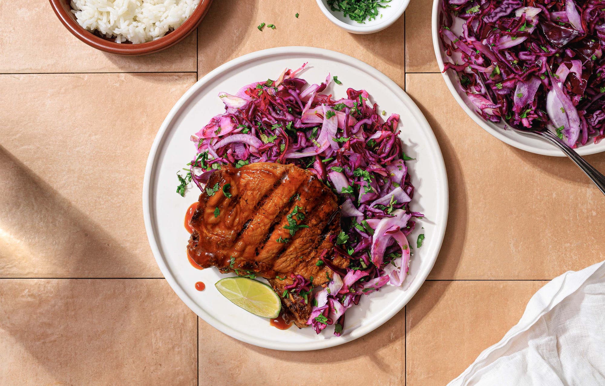 Rask fennikelsalat med svinekoteletter og ris