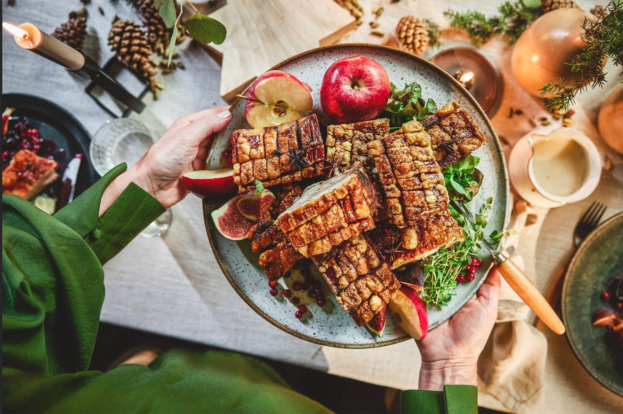 Ribbe med karamelliserte epler, mandelpotetmos og rosenkålsalat