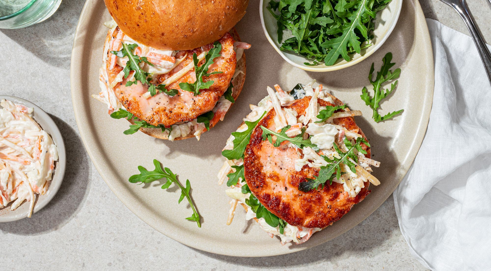 Rask lakseburger med coleslaw