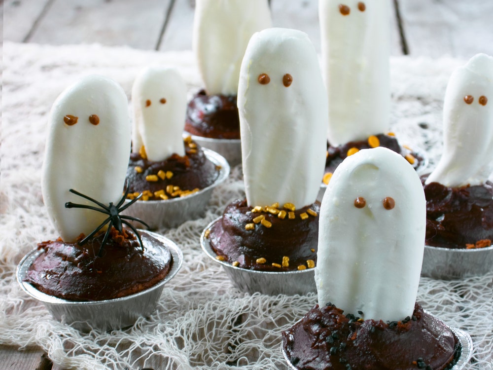 Halloween-muffins med marengsspøkelser