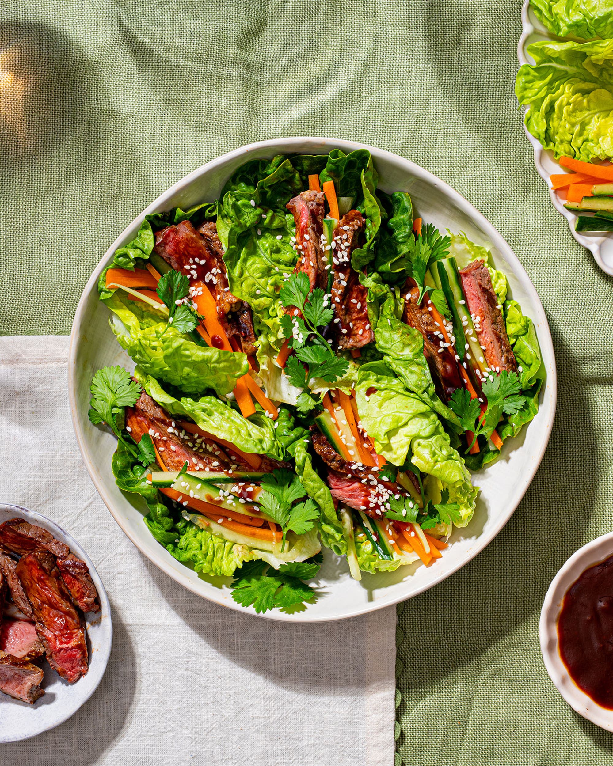 Grillet biff i salatwraps med agurk, gulrot og dressing