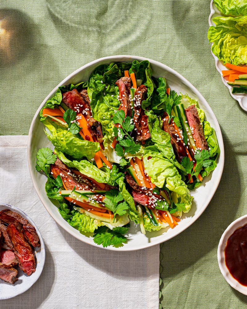 Grillet biff i salatwraps med agurk, gulrot og dressing