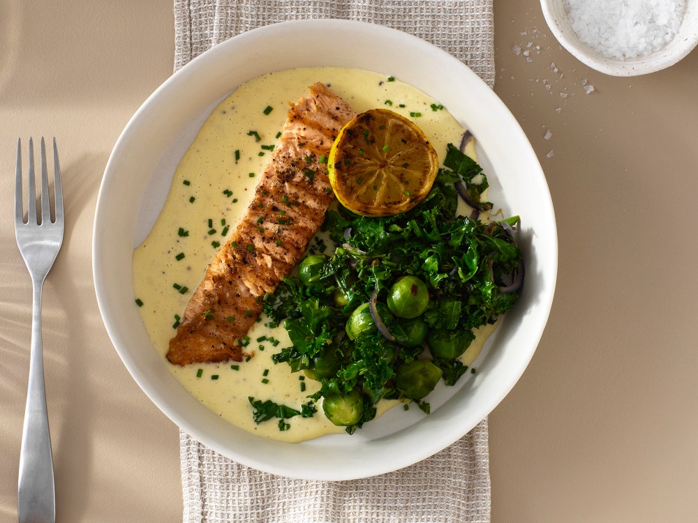 Sprø laks i kremet parmesan og sitronsaus