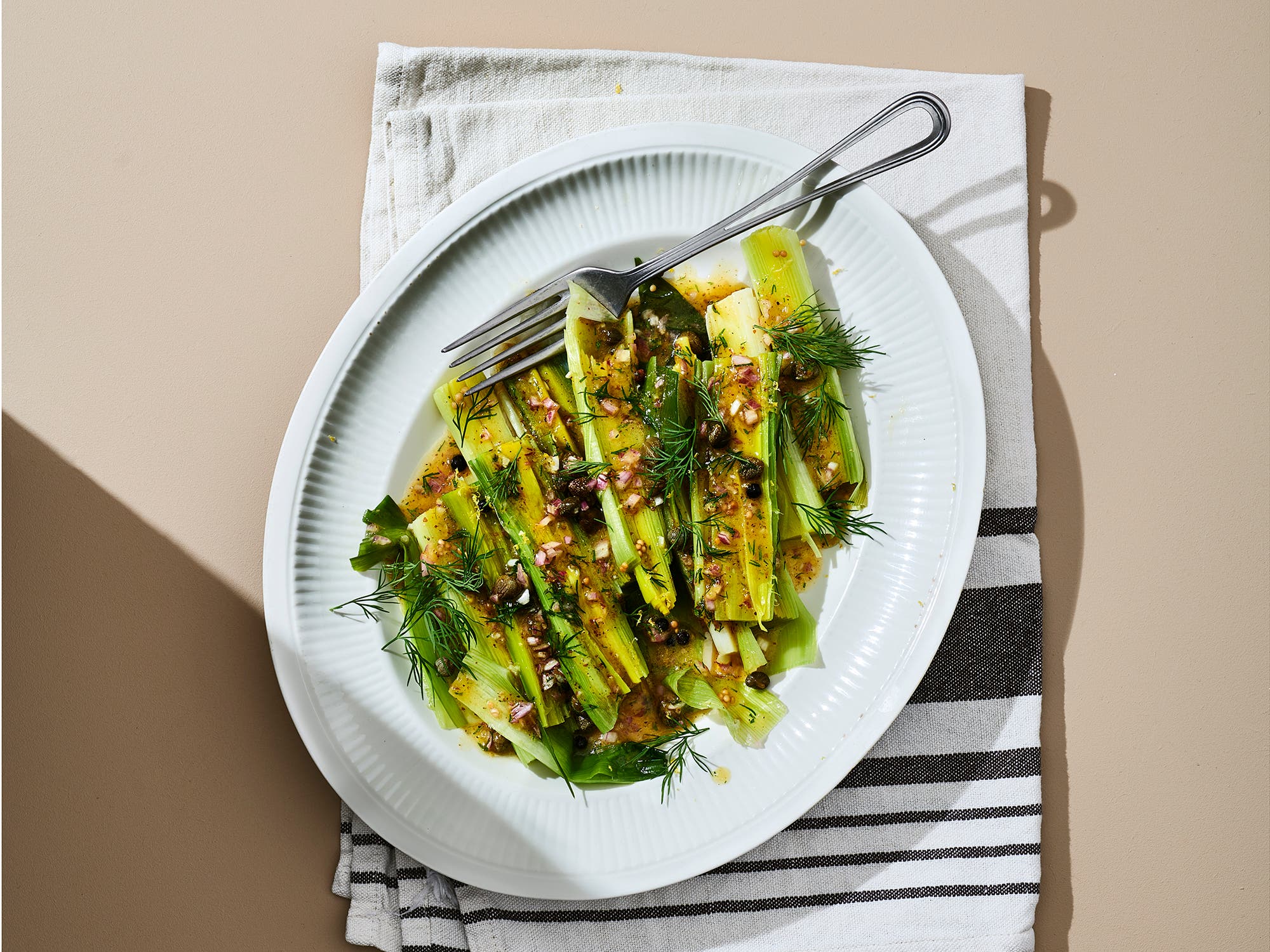 Smørkokt purre med sennepsvinaigrette